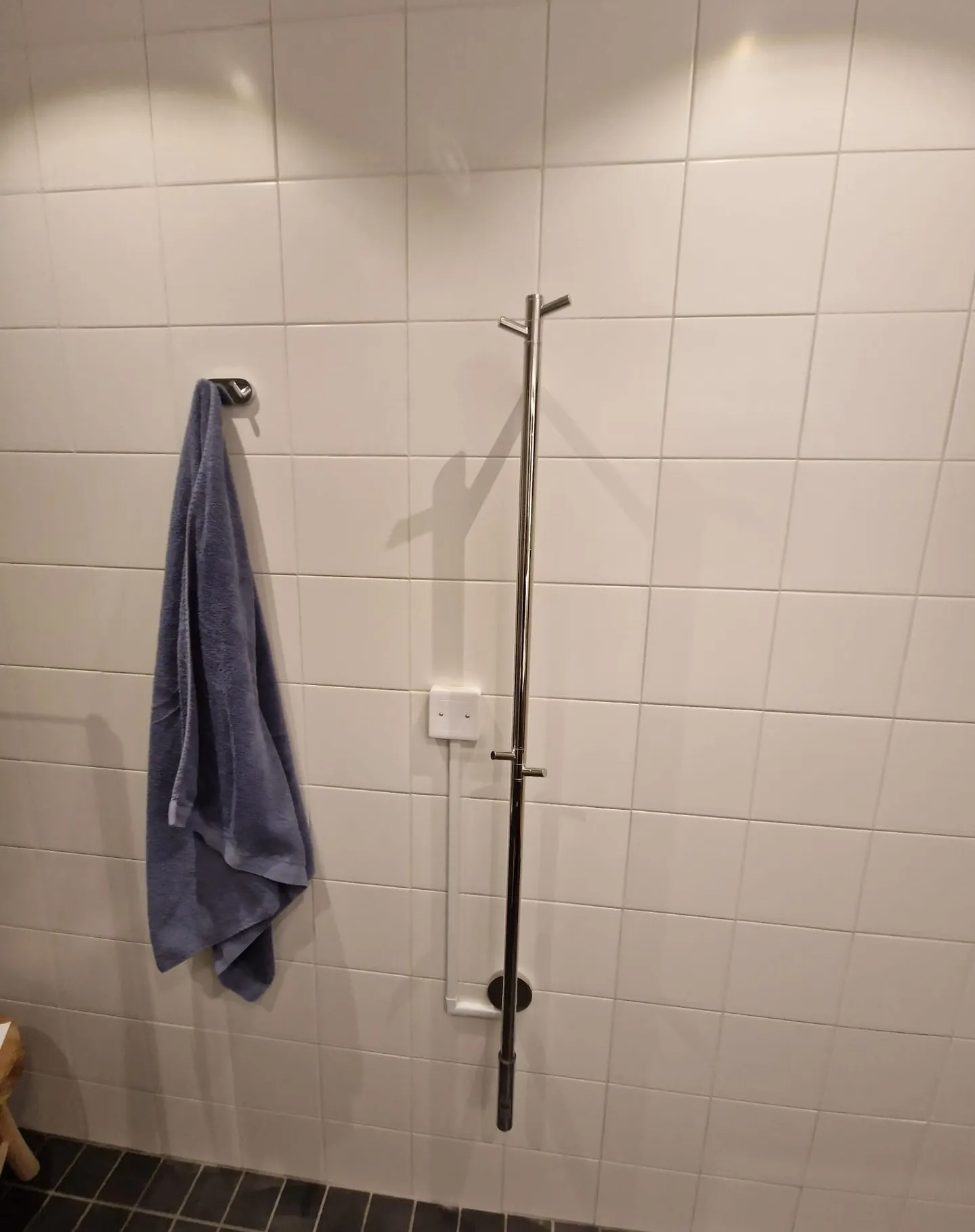 Modernt och stilrent badrum med elegant kakel och klinker, perfekt för att skapa en harmonisk och funktionell atmosfär i hemmet.
