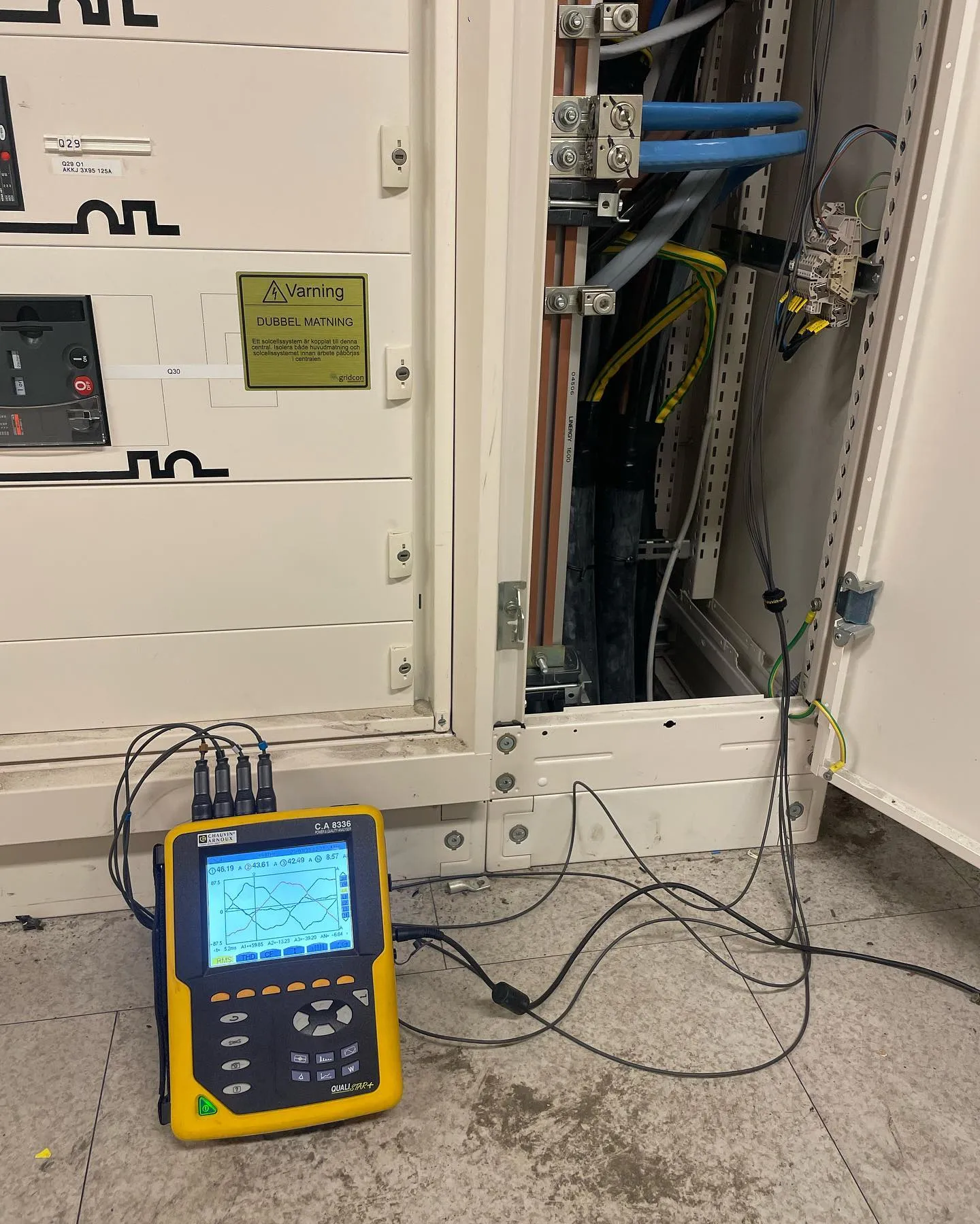 Bild som visar fem tecken på att du behöver en elektriker, inklusive brummande ljud, överhettade uttag och flämtande ljus.