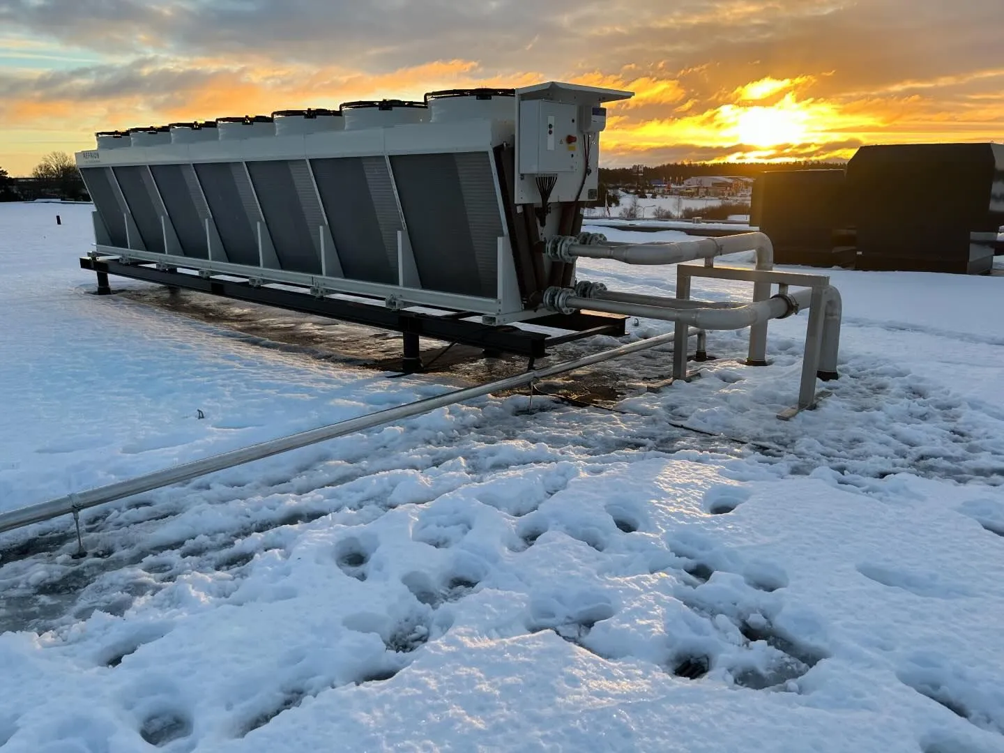 Bild som visar processen för installation av golvvärme, inklusive steg för underhåll av golvvärmesystem samt fördelarna med att använda golvvärme för ökad komfort och energieffektivitet i hemmet.