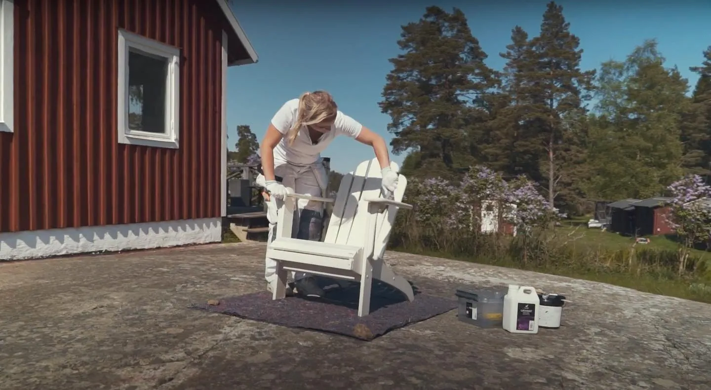 Spraymålning av möbler och ytor, med fokus på att förbättra utseendet och ge en hållbar finish i olika färger.