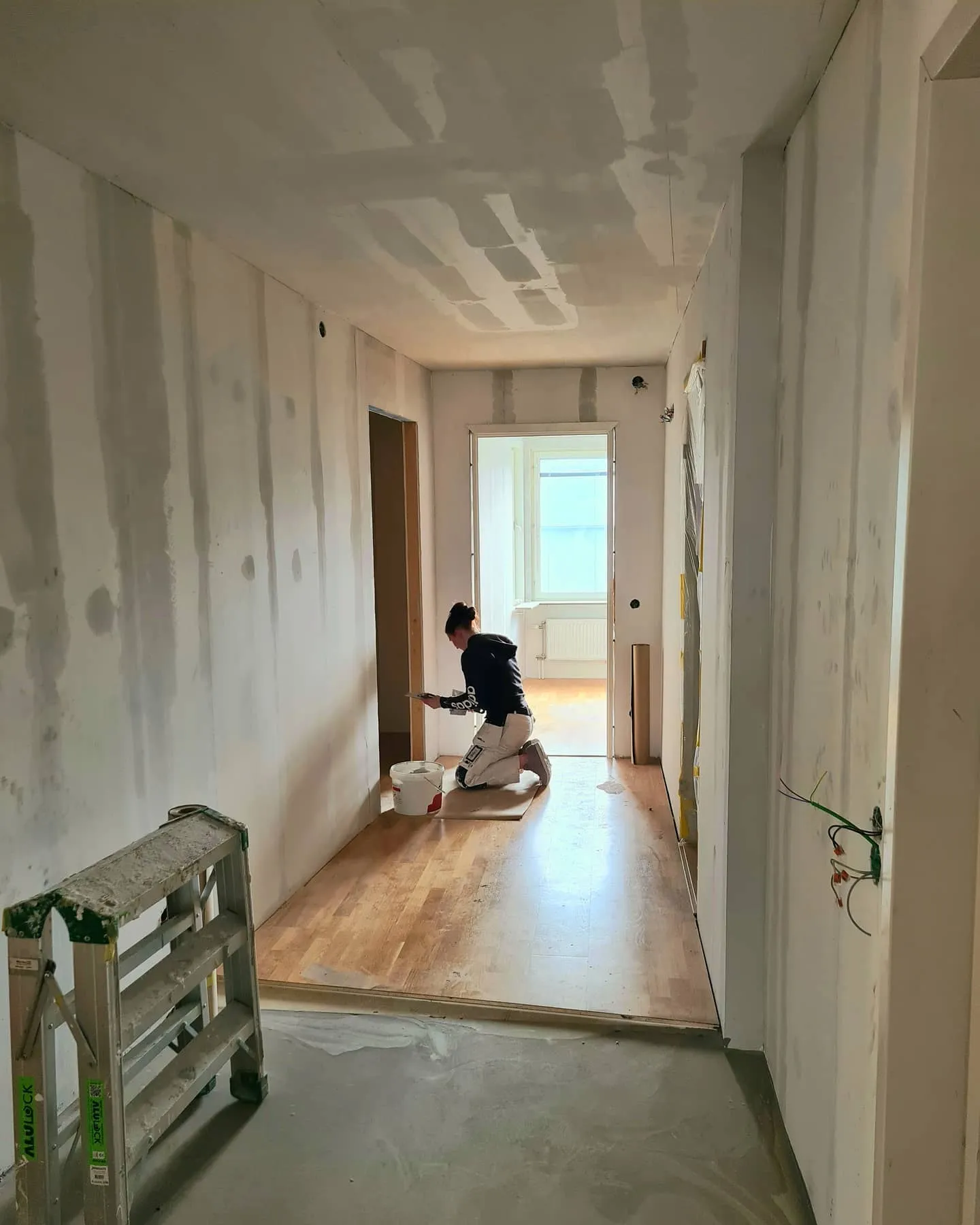 En guide som visar hur man reparerar väggskador före målning. Steg för steg instruktioner för att fixera skador på ytor och förbereda dem för en perfekt målning.