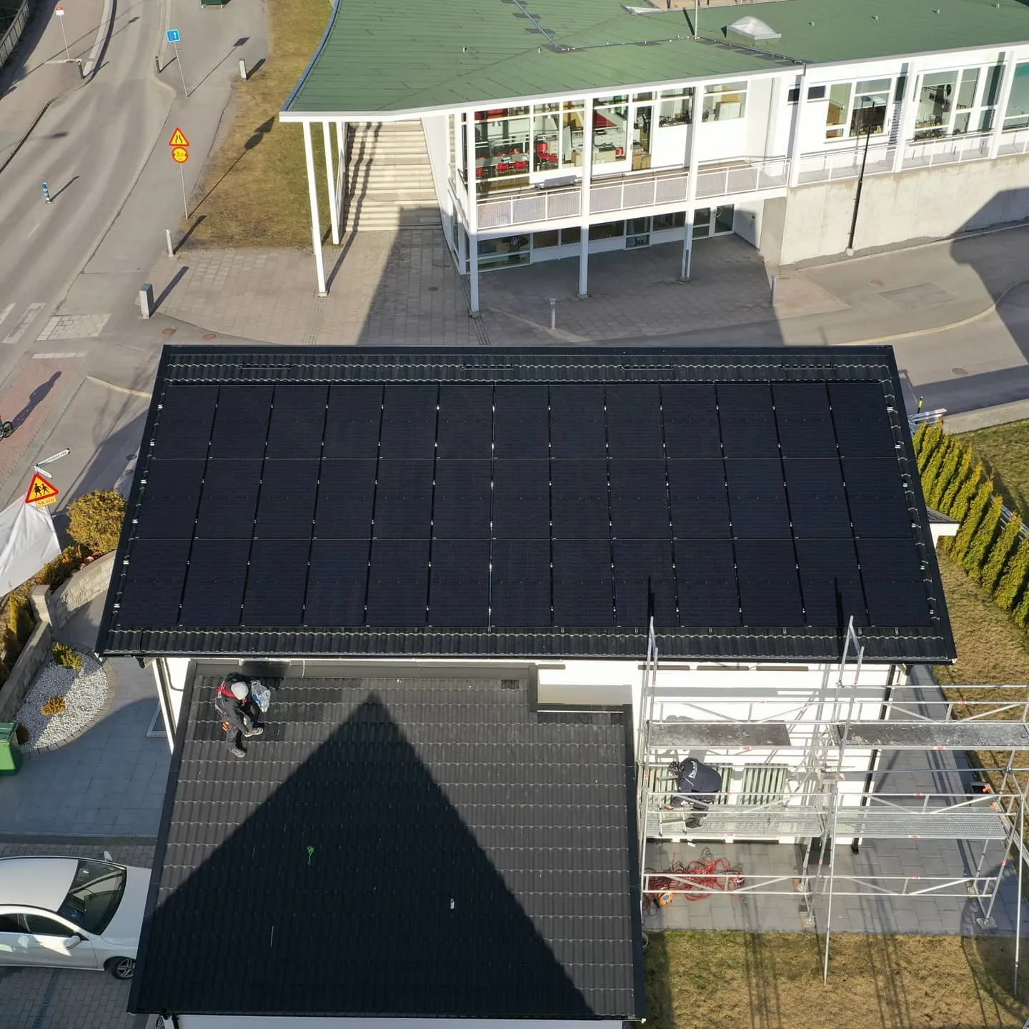 Laddbox för Tesla och andra elbilar, perfekt för smidig och effektiv laddning hemma eller på kontoret. Enkel installation och användning.
