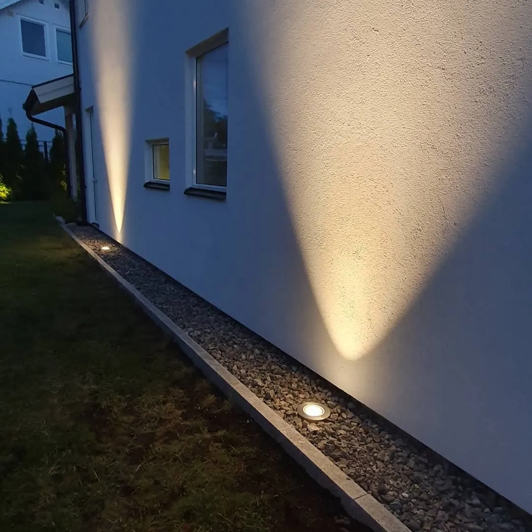 Bild som visar installation av laddstation för företag, med fokus på innovation inom el och elektrisk systemdesign, vilket underlättar hållbara lösningar för företagsklimatet.