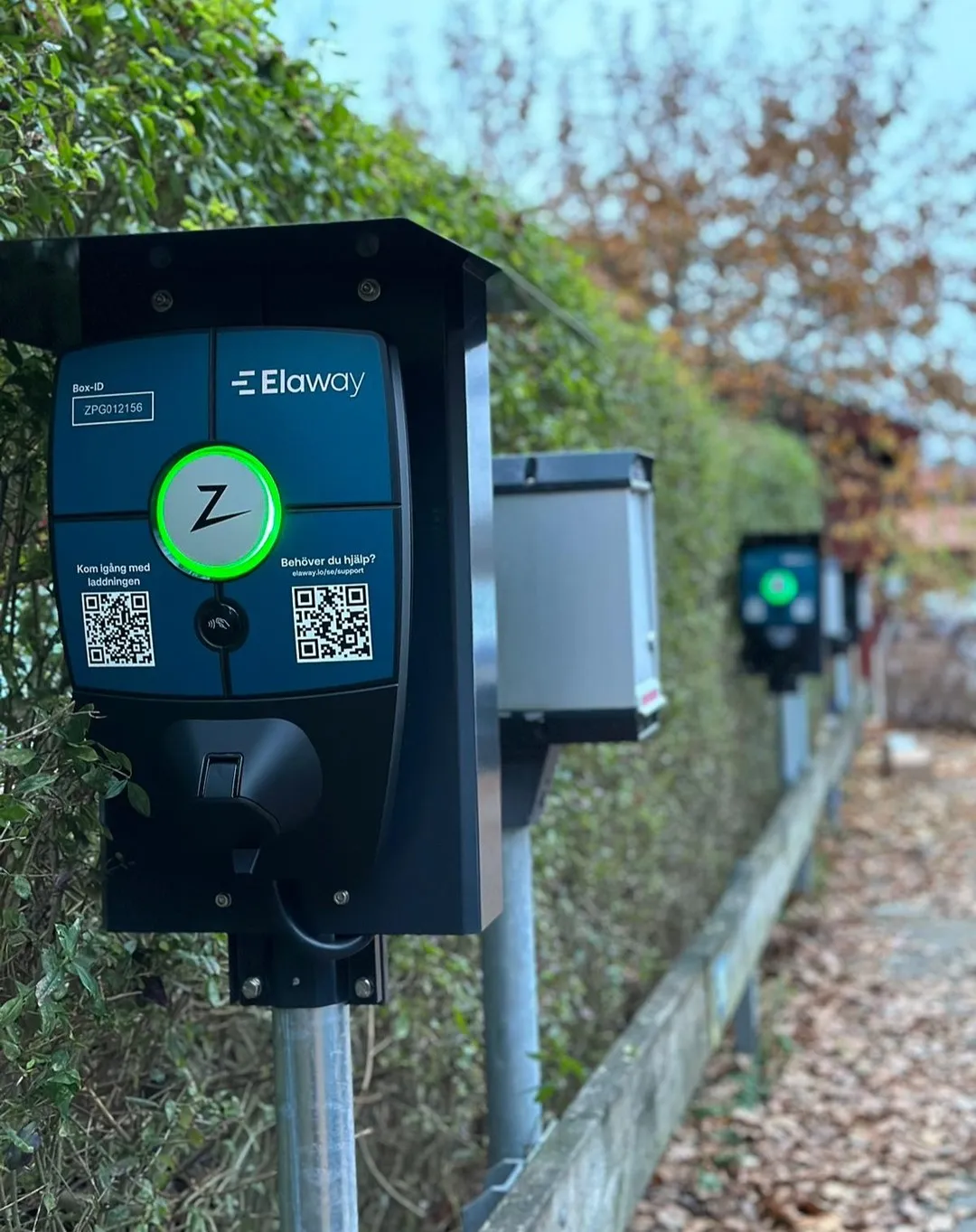 Billede af en laddbox installation med fokus på moderne elkonstruktion, der viser teknik og el i aktion, illustrerende installationspriser.