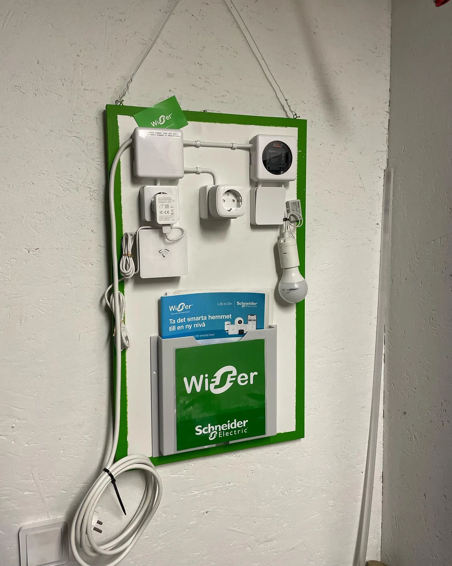 Bild av en elektriker som installerar moderna smarta hem-lösningar i Göteborg, med fokus på modern teknik och funktionalitet för att skapa ett effektivt och bekvämt boende.