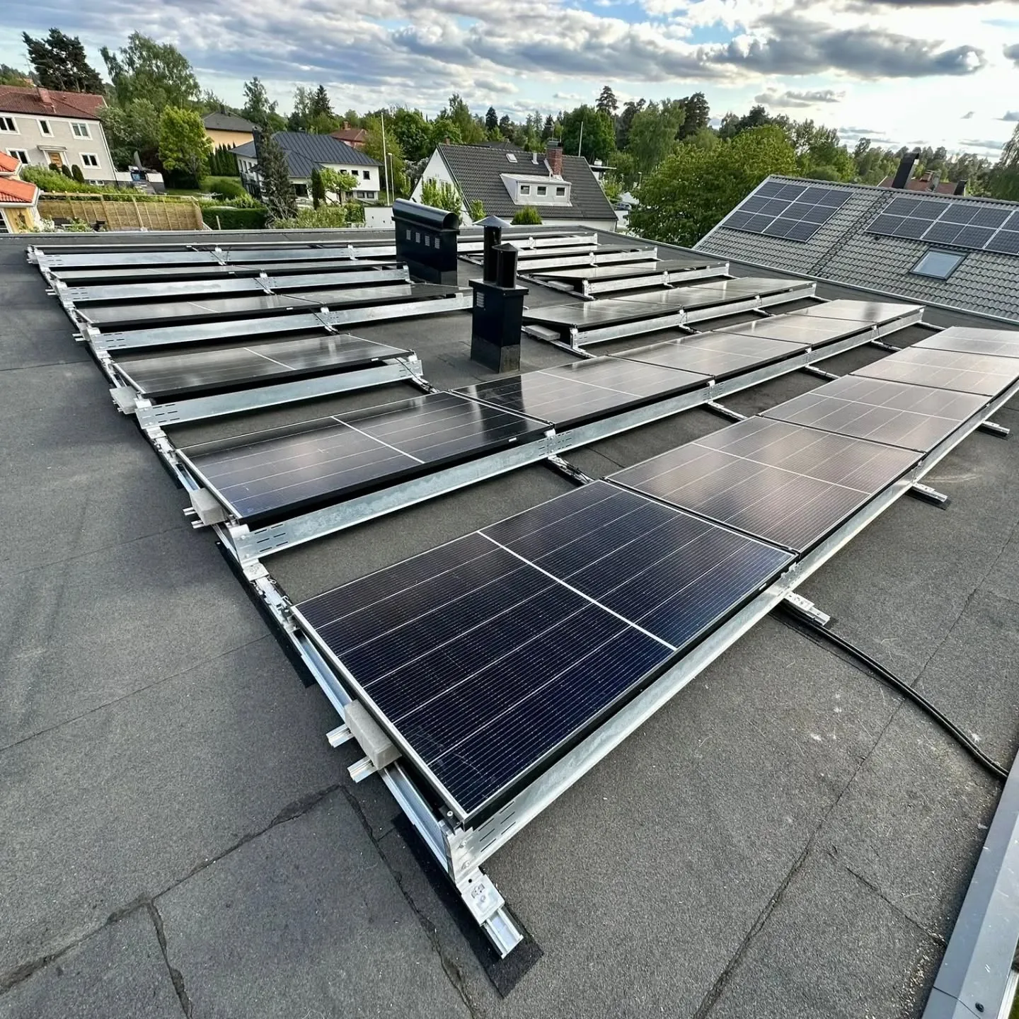Bild som visar effektiv elbilsladdning i garage och carport, med fokus på solceller och installation av laddbox med bidrag.