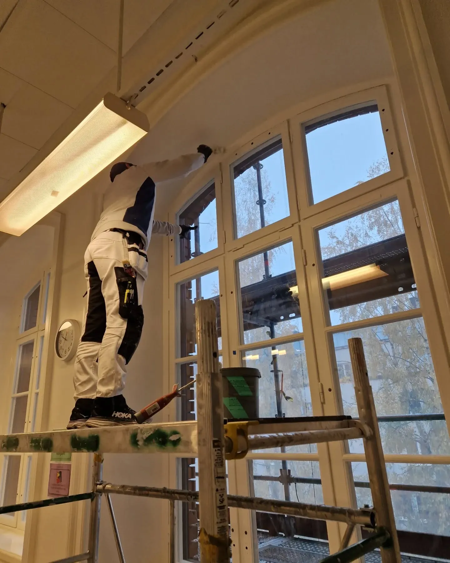 Professionell fönstermålning med skyddande färg för lång livslängd, säkerställer hållbara resultat och effektiv renovering av fönster och karmar.