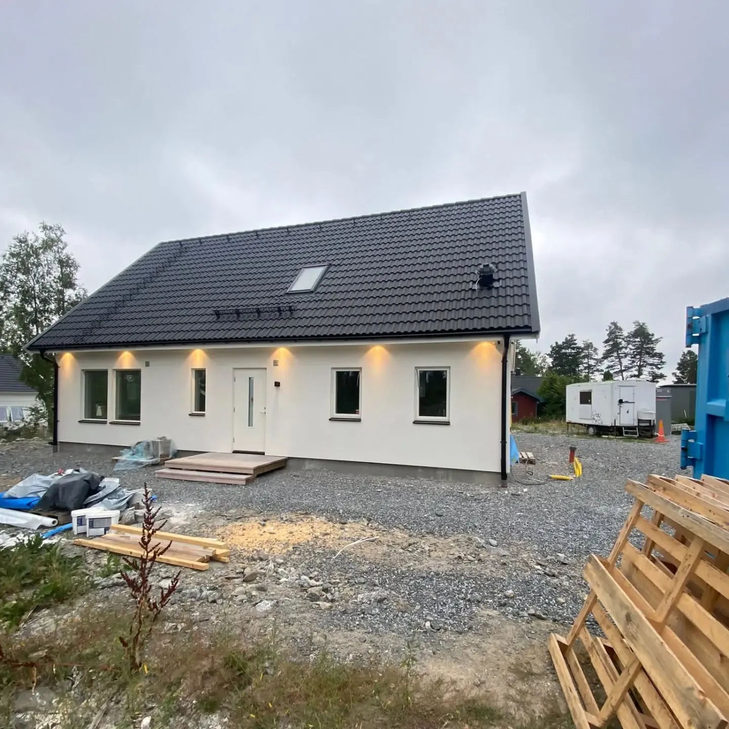 Professionell installation av eluttag i hemmet, säker och effektiv montering för att skapa en modern och funktionell elmiljö.