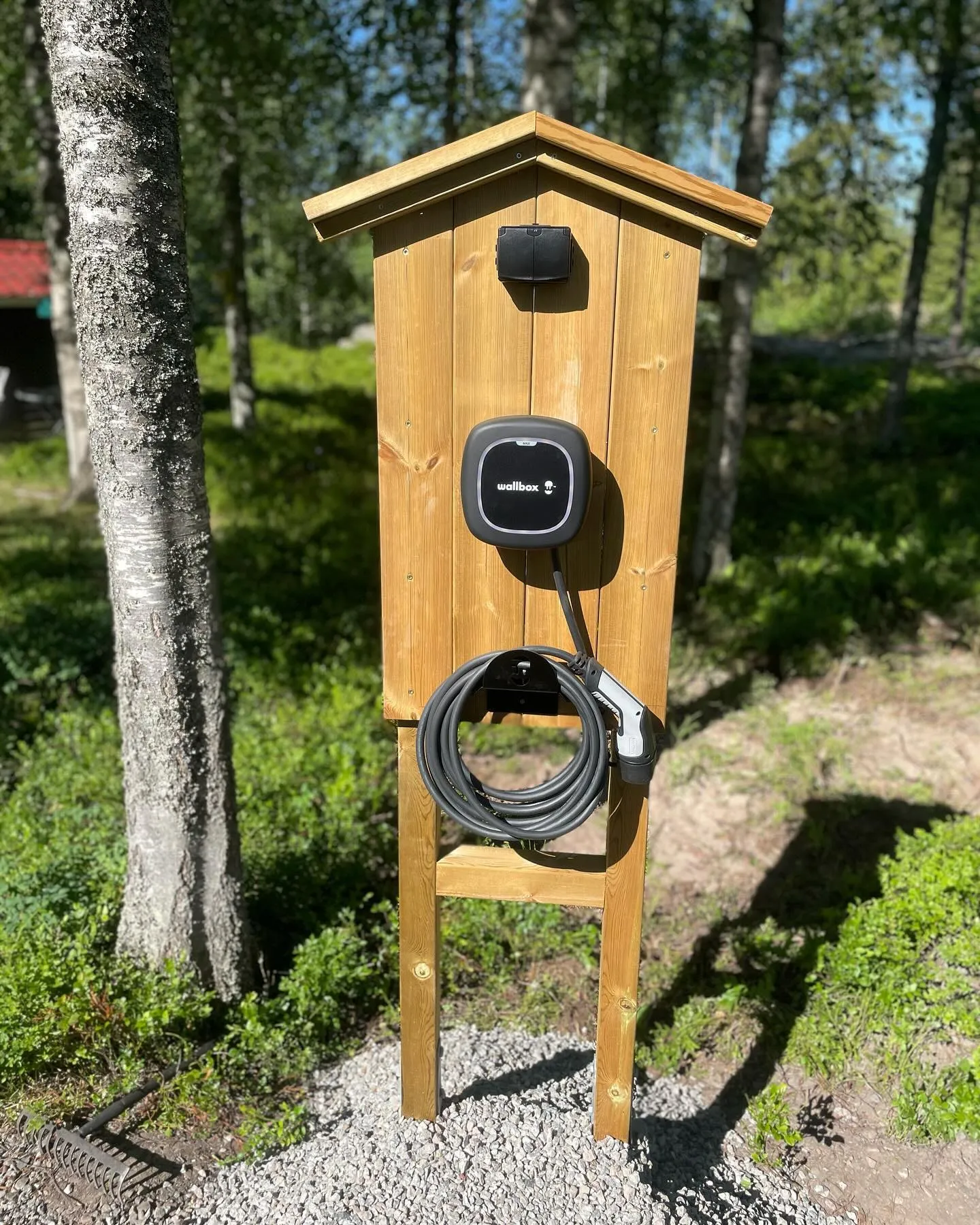 Elbilsladdning installerad i garage, med laddstation och eluttag, som erbjuder bekväm och effektiv laddning av elfordon i hemmet.
