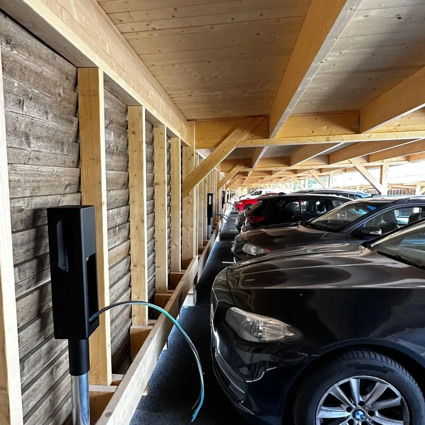 Billede af en elegant stue med skjulte elinstallationer, der fremhæver moderne design og teknikker inden for moderne elkonstruktion.