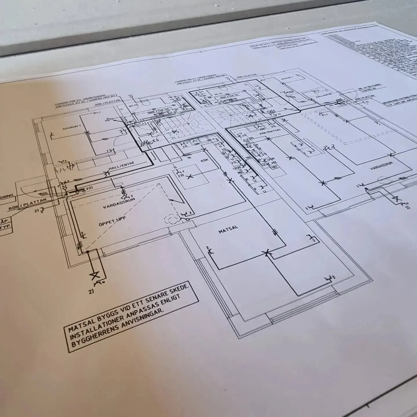 Föreställning av en elektriker som arbetar med säker elinstallation i ett hem, med fokus på korrekt utrustning och säkerhet.