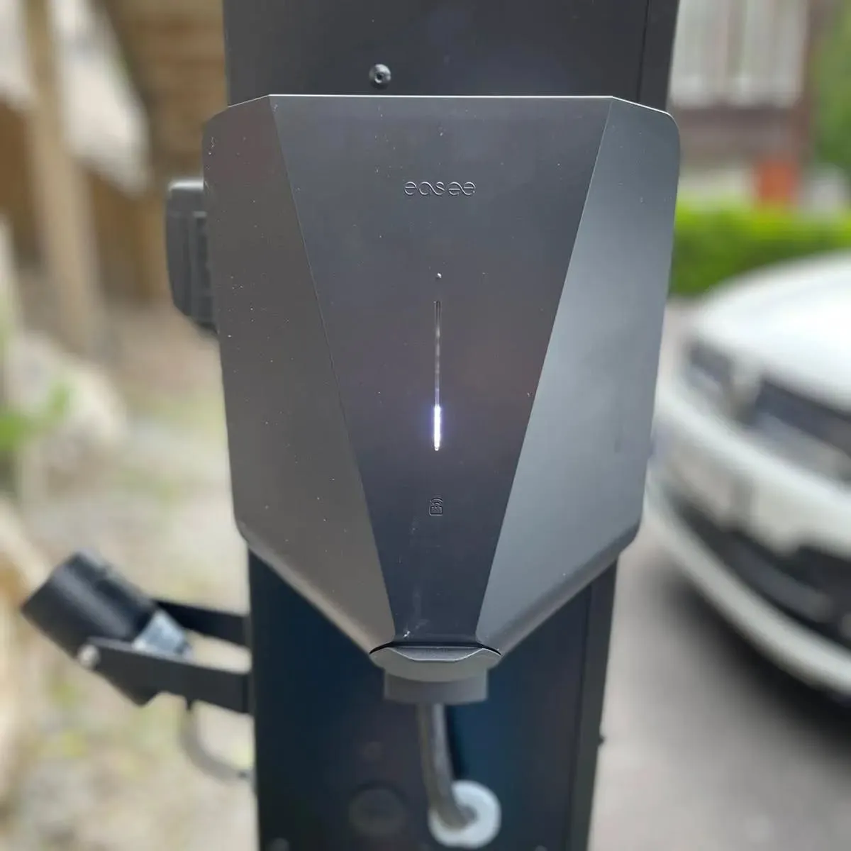 Bild av en premium-elektriker som installerar en laddbox med bidrag, vilket säkerställer en säker elinstallation och professionell felsökning av el. - Premium-elektriker - Elservice Malmö