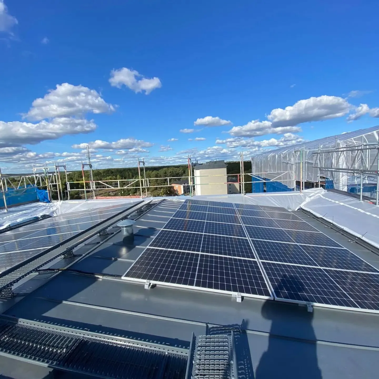 Solcellssystem installerat på tak, solpaneler fångar solens energi för att producera förnybar elektricitet och minska energikostnader.