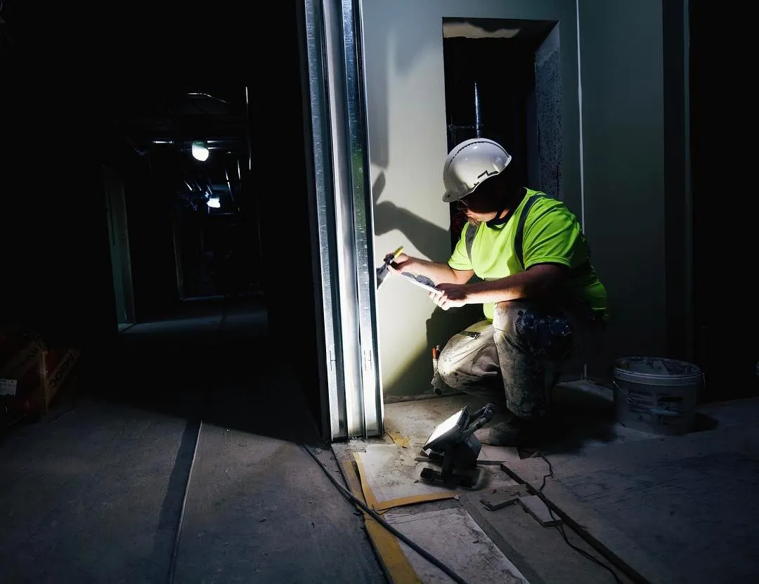 Bild som visar fördelarna med LED-belysning, inklusive energieffektivitet, lång livslängd och kostnadsbesparingar. Illustrationen omfattar installation av LED-lampor och belysningens påverkan på miljön.