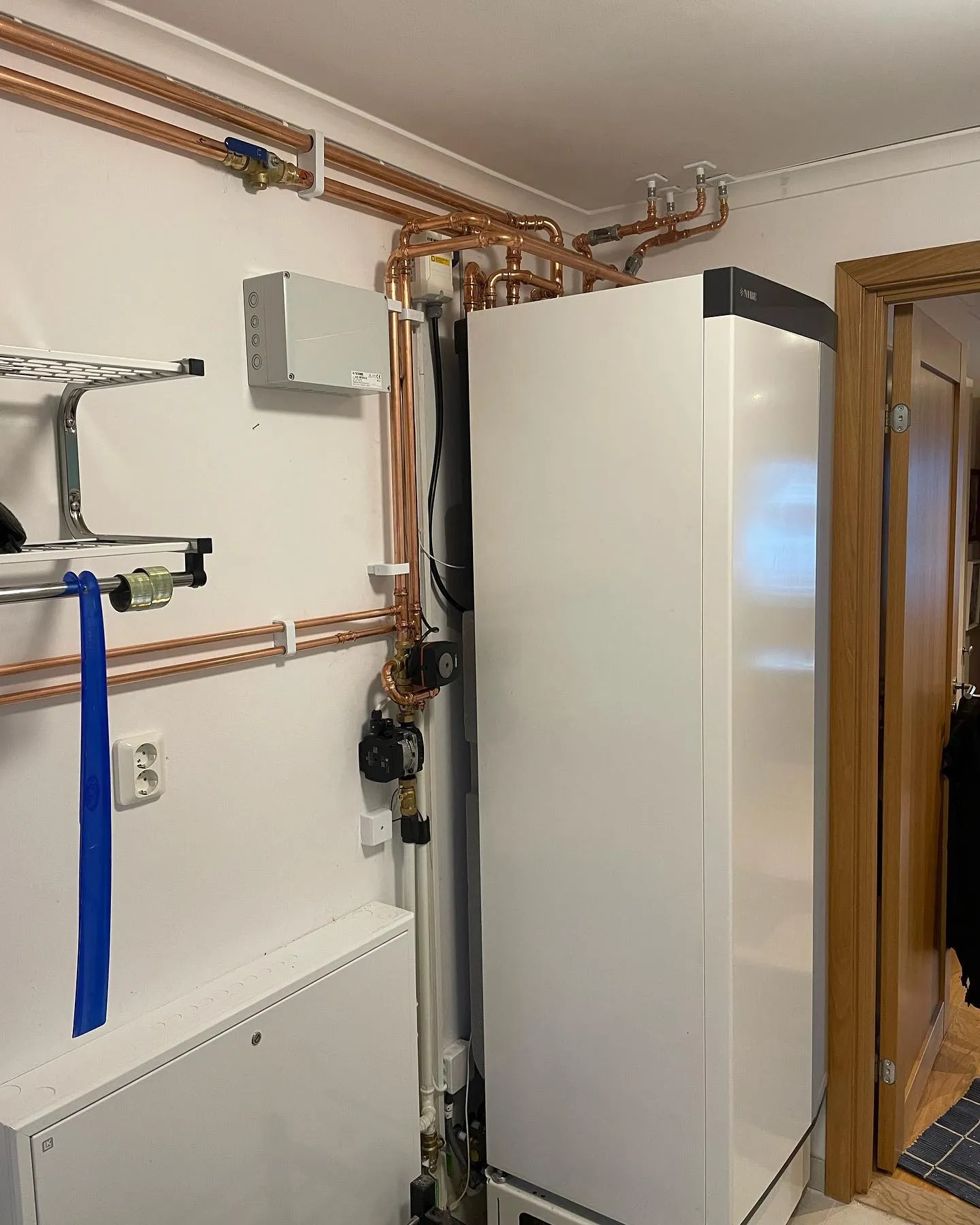 Professionell installation av värmesystem i bostäder, som garanterar effektiv värmeförsörjning och energieffektivitet för en bekväm inomhusmiljö.