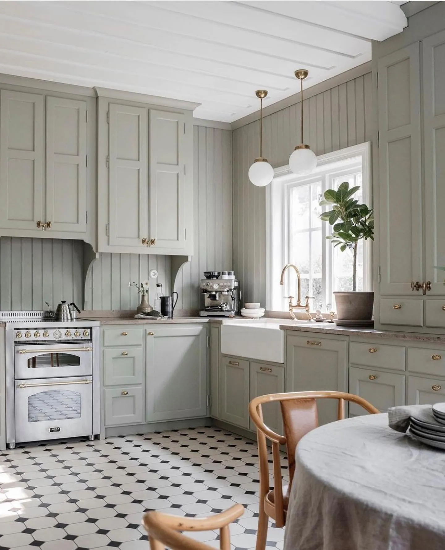 Bild som visar golvvärme installerat under ett stilrent trägolv, expert på snickeri med fokus på ren design och träarbete.