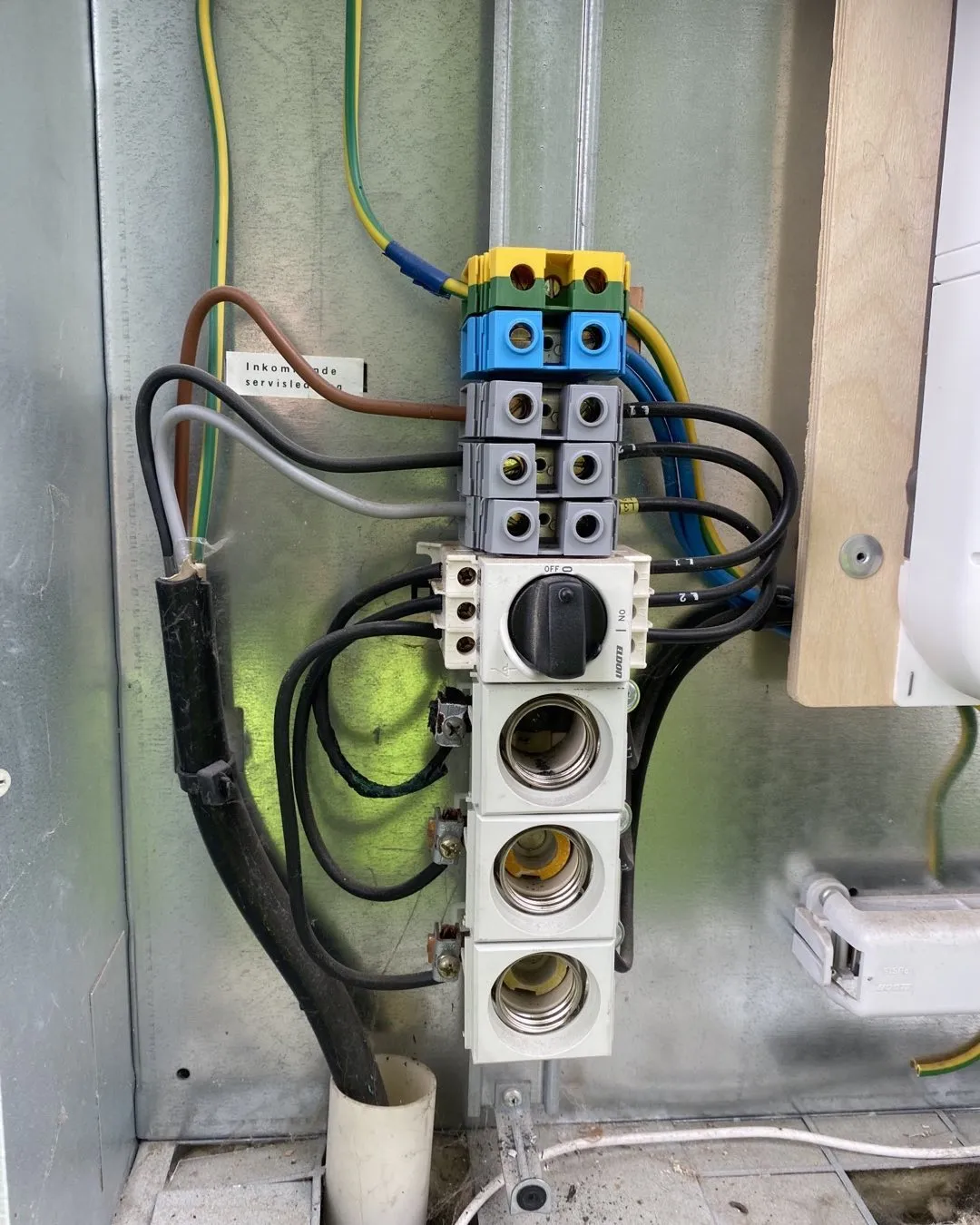 En bild som visar innovativ utomhusbelysning med sensor installerad i en trädgård, vilket framhäver fördelarna med smarta elprojekt inom elektrisk entreprenad för säkerhet och energieffektivitet. - Utomhusbelysning med sensor - ElInnovatörerna