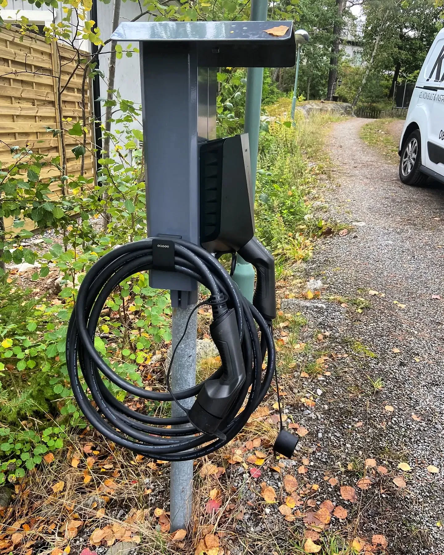 Bild på en elektriker som monterar eluttag säkert i Göteborg, med fokus på professionell installation och garanti för företag och hem.