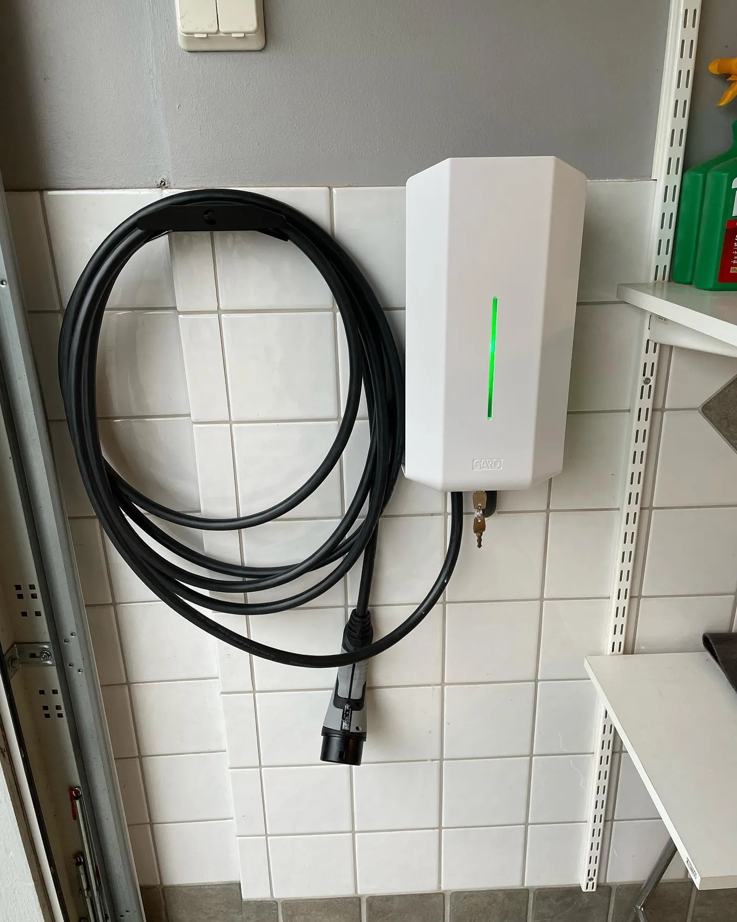 Bild som visar en elektriker som utför ny eldragning under en renovering, med fokus på säkerhet och noggrannhet i arbetet.