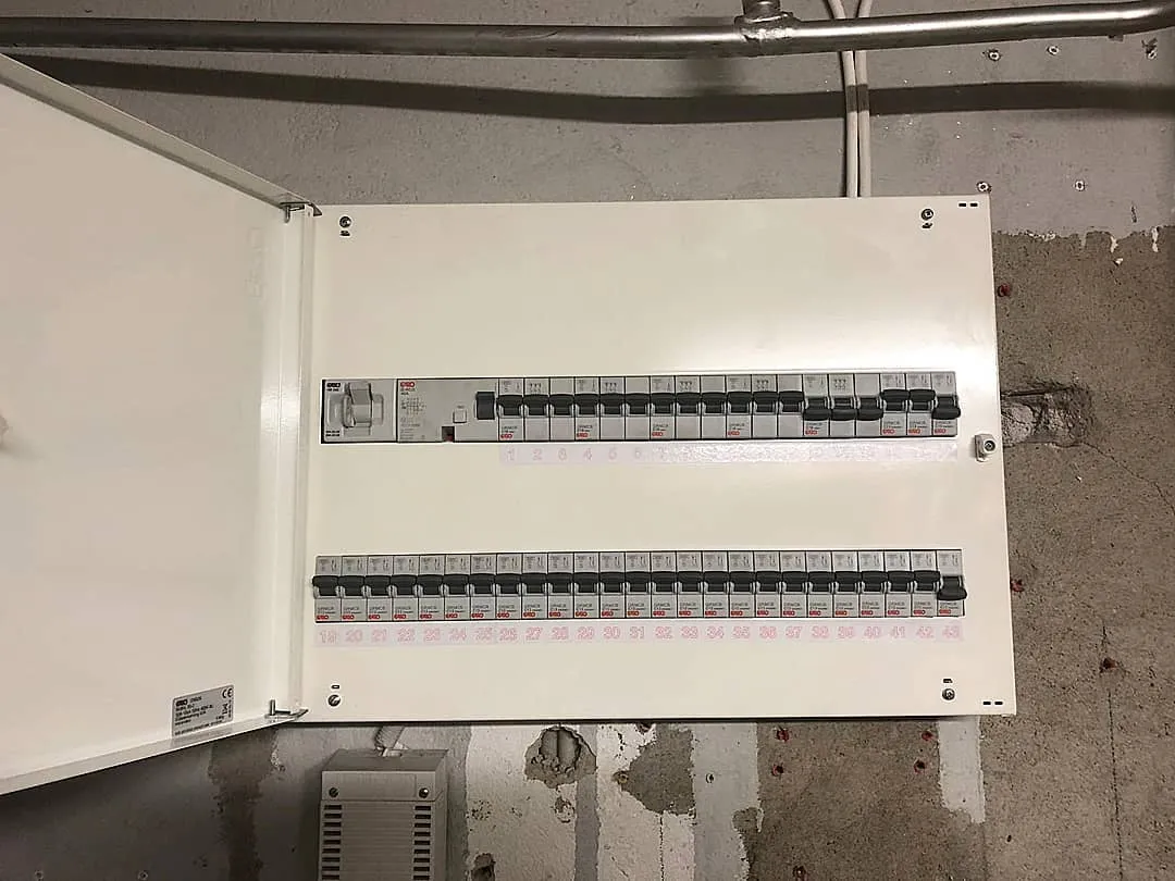 Installation av elcentral av professionell elektriker i Göteborg, som erbjuder heltäckande elektrikerhjälp för alla behov och garantier på sitt arbete.