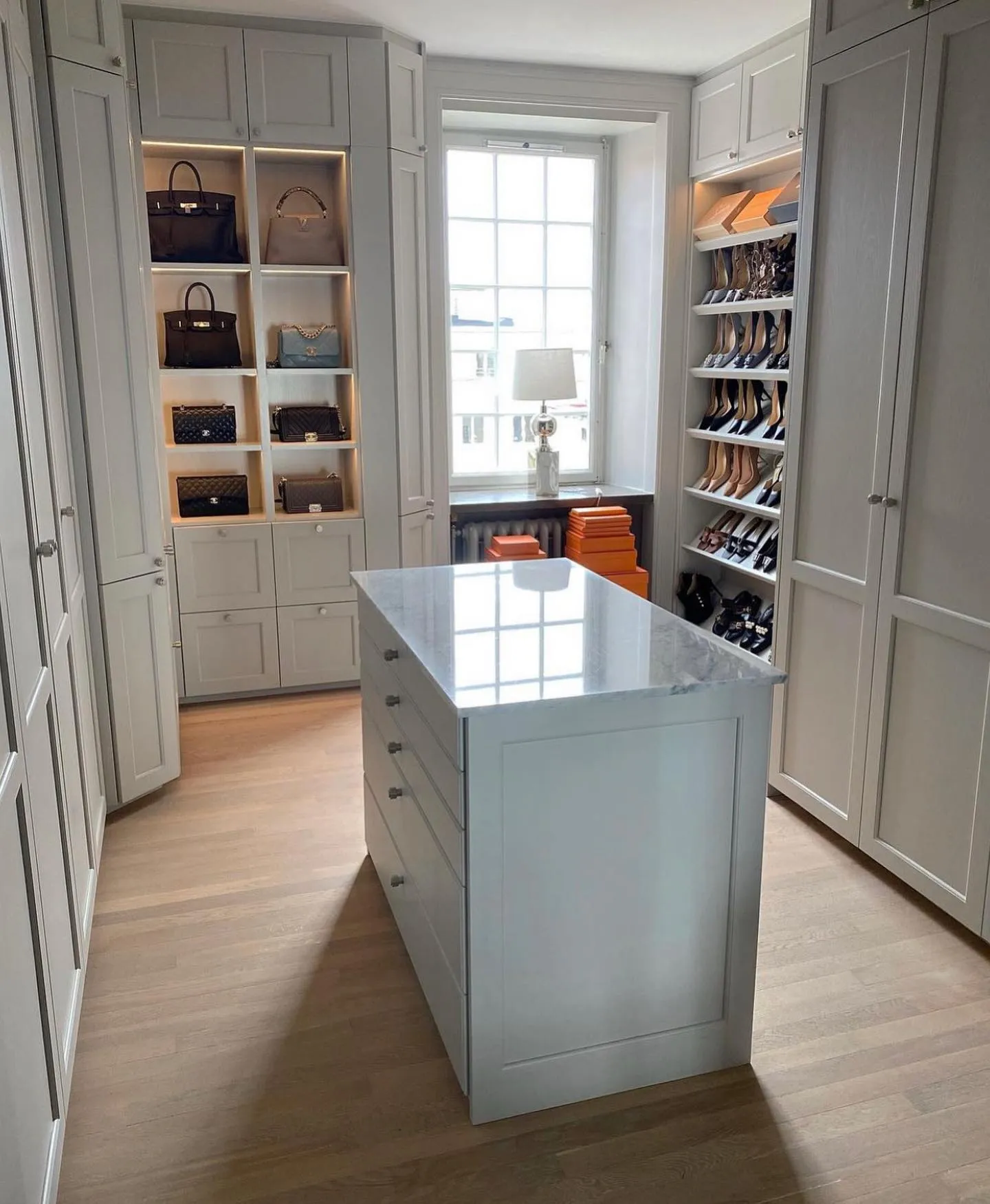 Billede af bygge- og indretningsløsninger, der viser en integreret bogreol og skrivebord, perfekt til at designe din egen opbevaring.