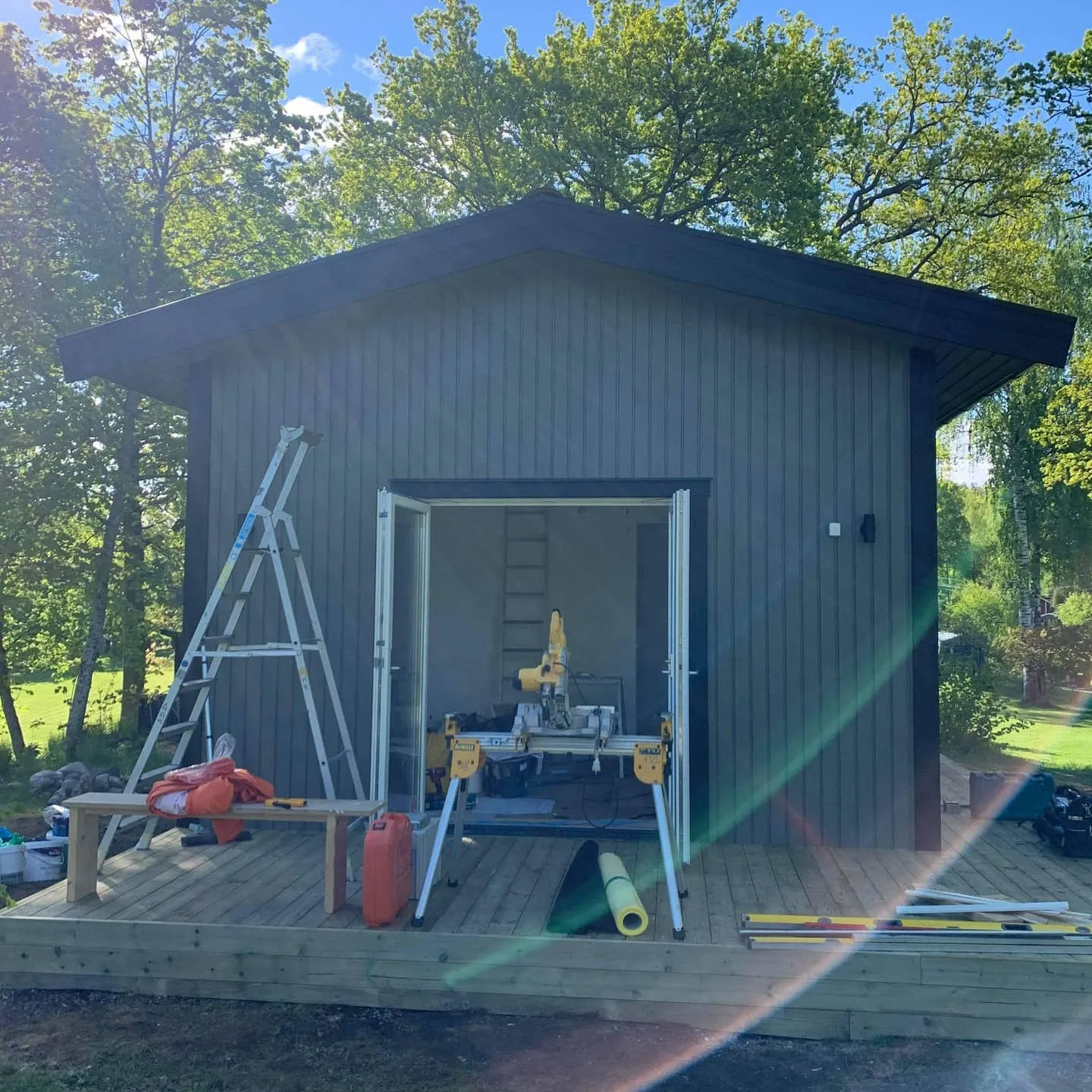 En lokal snickare i Stockholm erbjuder expertis och kunskap om regionala byggnormer. Anlita en snickare för att dra nytta av fördelarna med lokalt snickeriarbete och personlig service.