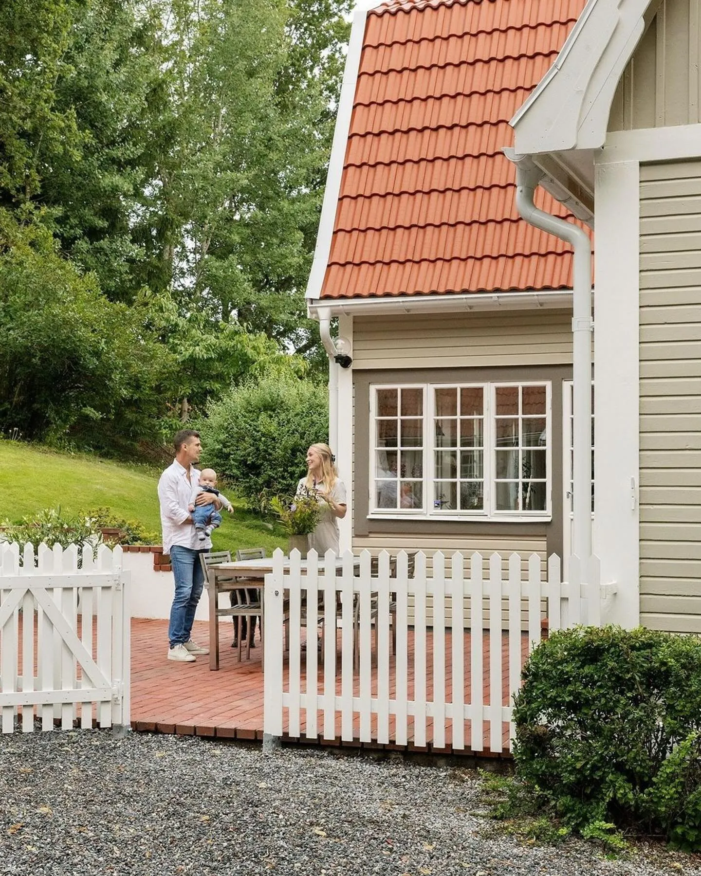 Bild av en person som överväger att byta tak själv eller anlita professionella. Effektivt träarbete och byggkvalitet i fokus. Bostadssnickeri.