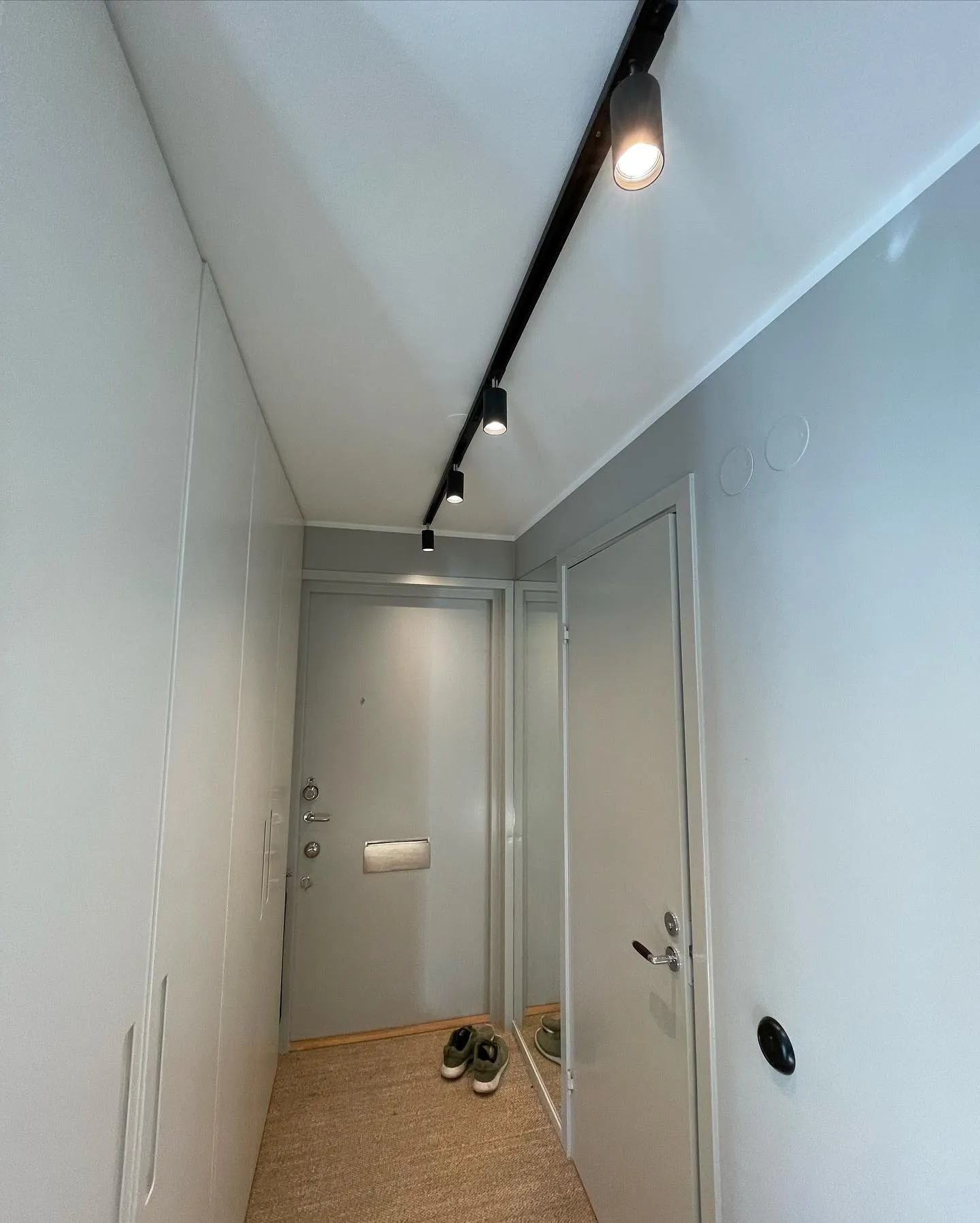 Installation af køkkenbelysning med innovative systemløsninger til fremtidens el, udført af en professionel jour-elektriker fra ElEnergi.