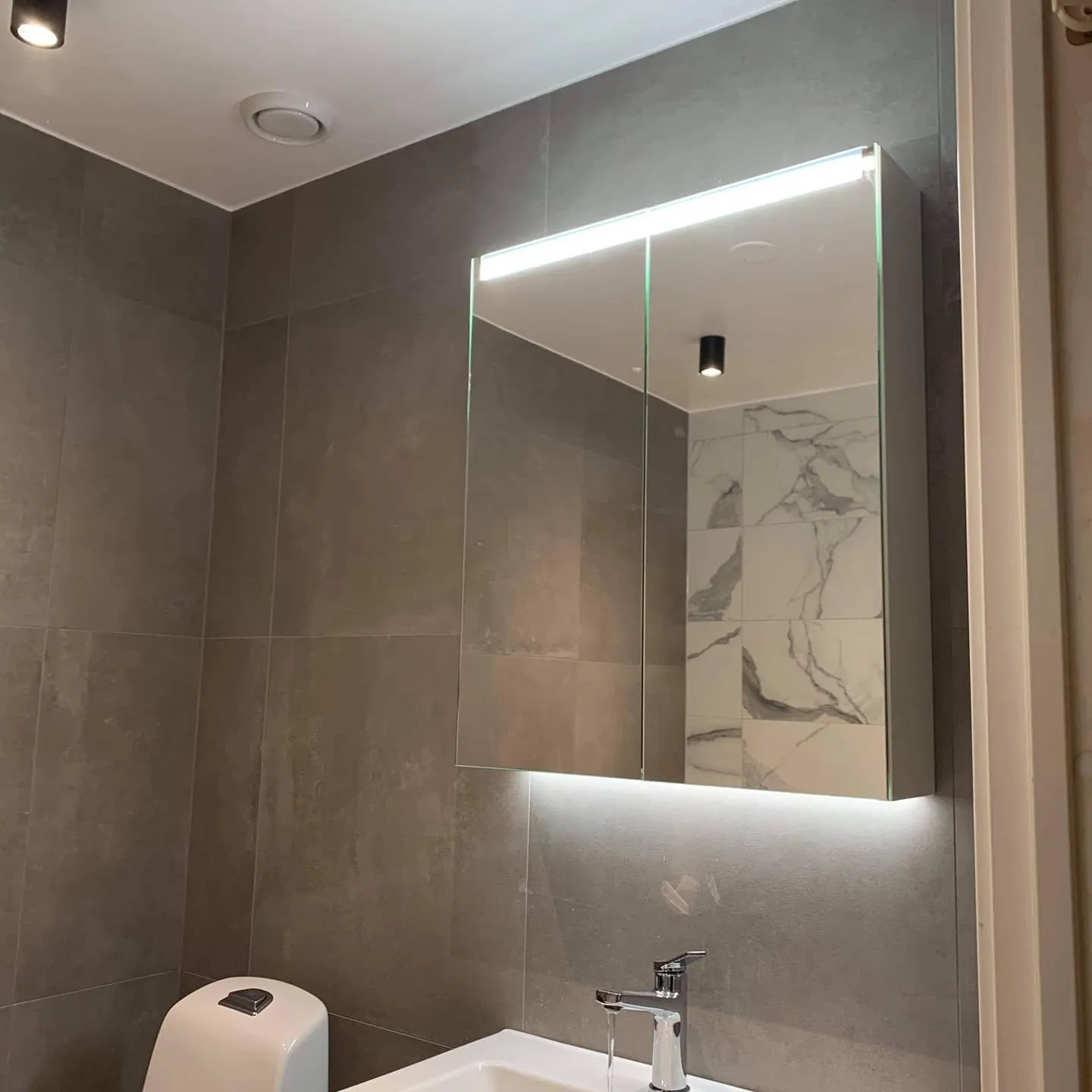 Installation av badrum med fokus på kvalitet och stil, inklusive vägghängda toaletter, moderna duschar och eleganta handfat för en unik känsla.