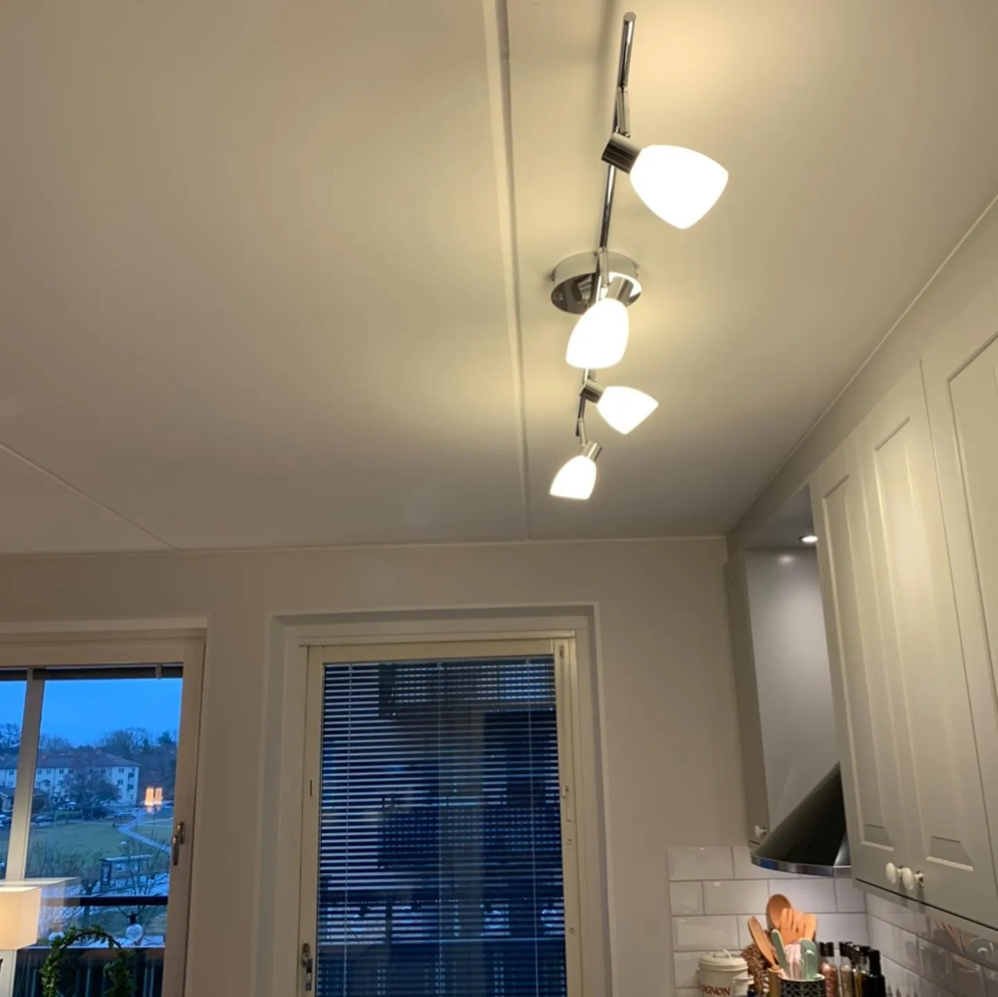 Bild av moderna LED-ljuslösningar som visar energieffektiv belysning i olika stilar för både inomhus- och utomhusbruk.