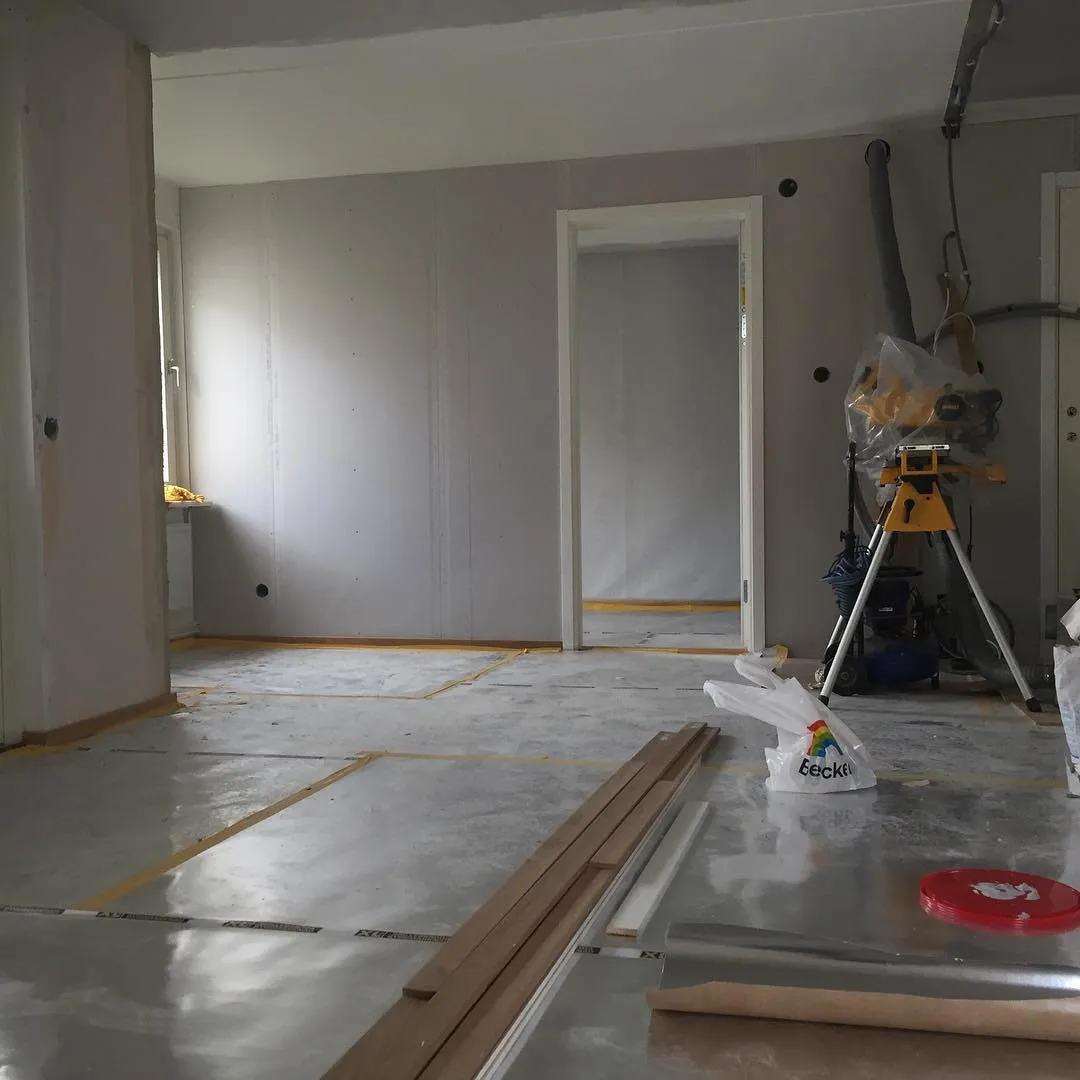 Bild som illustrerar skillnaden mellan renovering och ombyggnation. Den förklarar när man ska välja renovering eller ombyggnation och vad dessa termer innebär. Viktigt för alla som planerar byggprojekt.