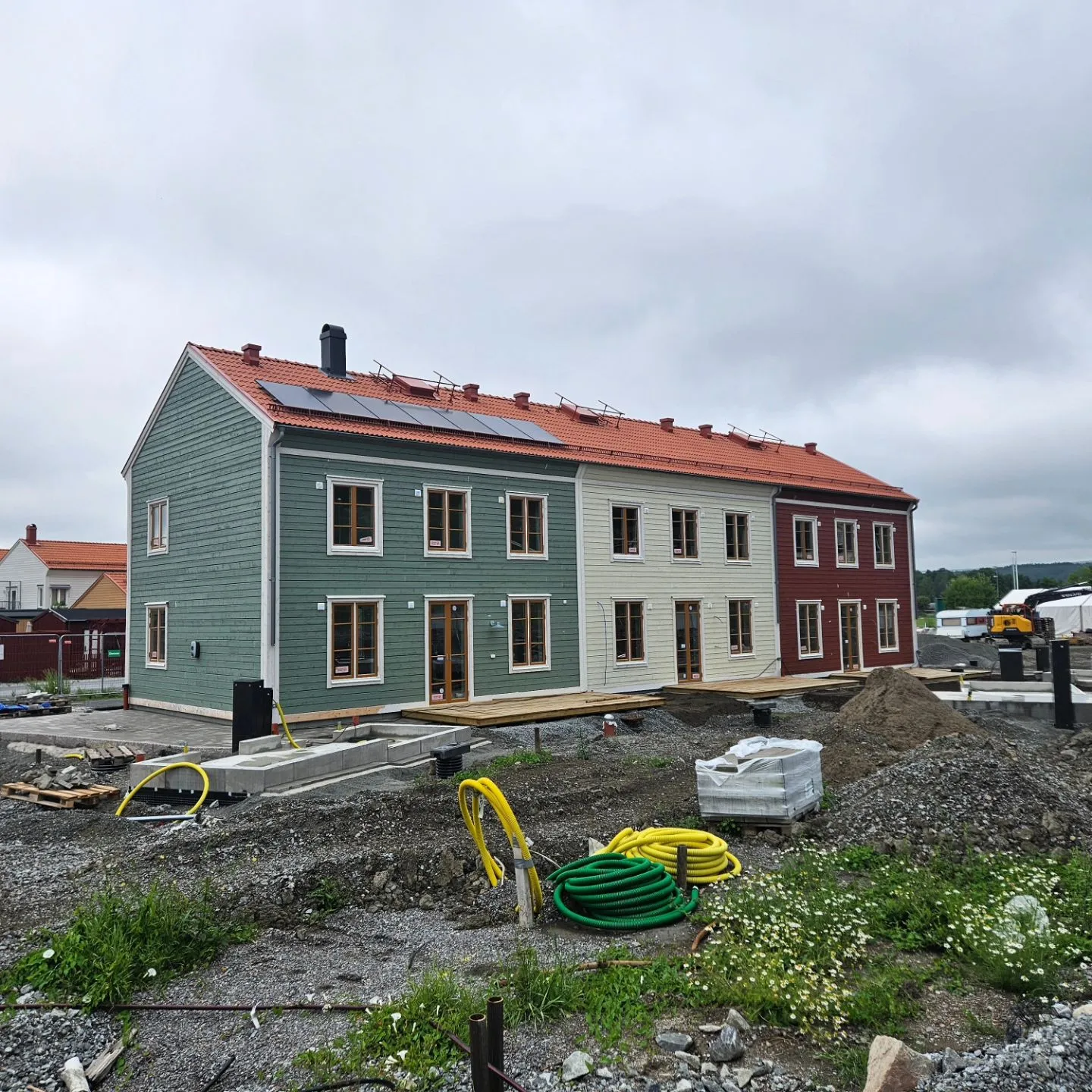 Bild som visar solpaneler installerade på ett tak med batterilagring. En certifierad eltekniker arbetar med elektrisk entreprenad för att optimera energilösningar i moderna bostäder.