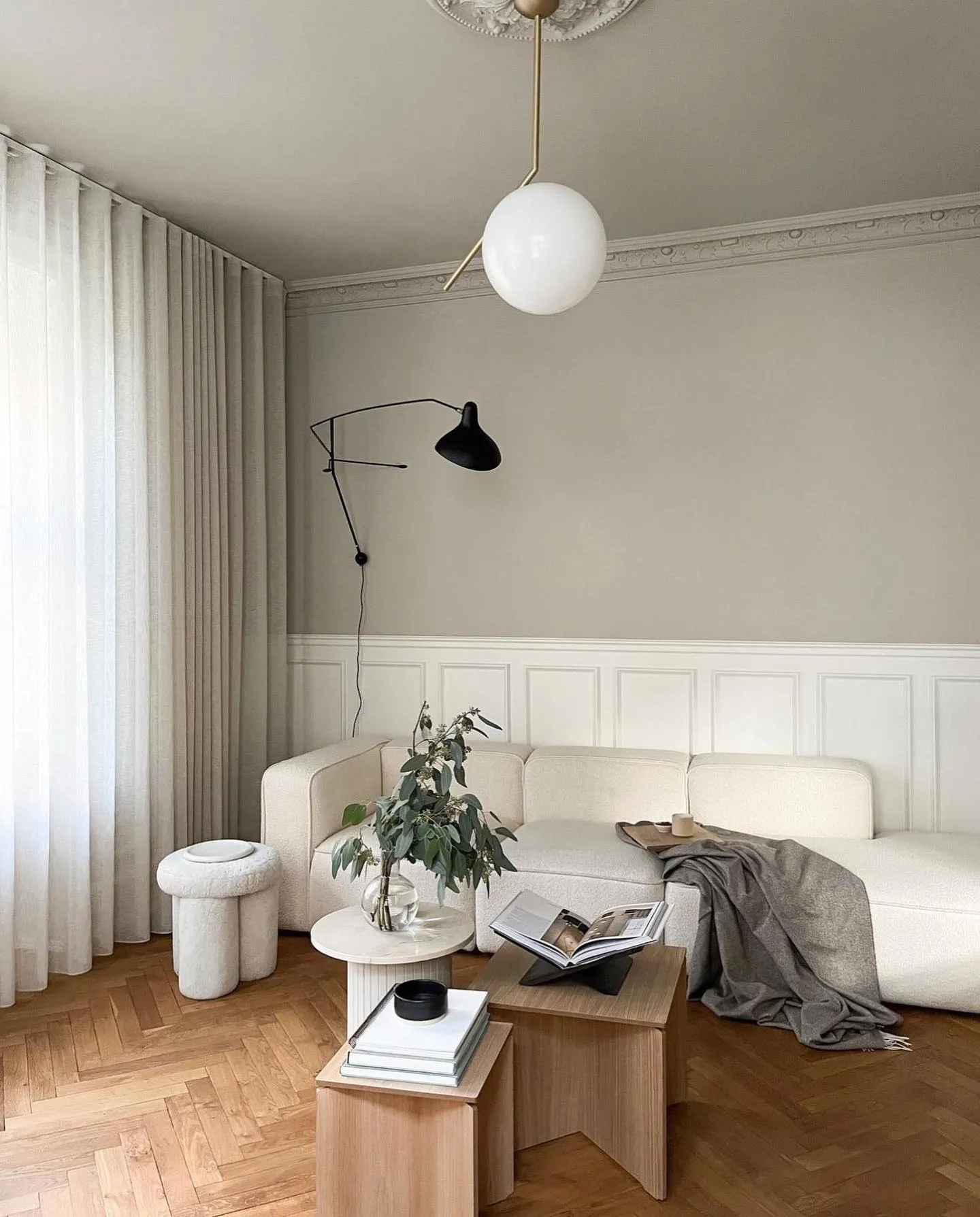 Bild som visar olika golvtyper i ett hem, med fokus på snickeritjänster i Göteborg och tips för bygg och renovering.