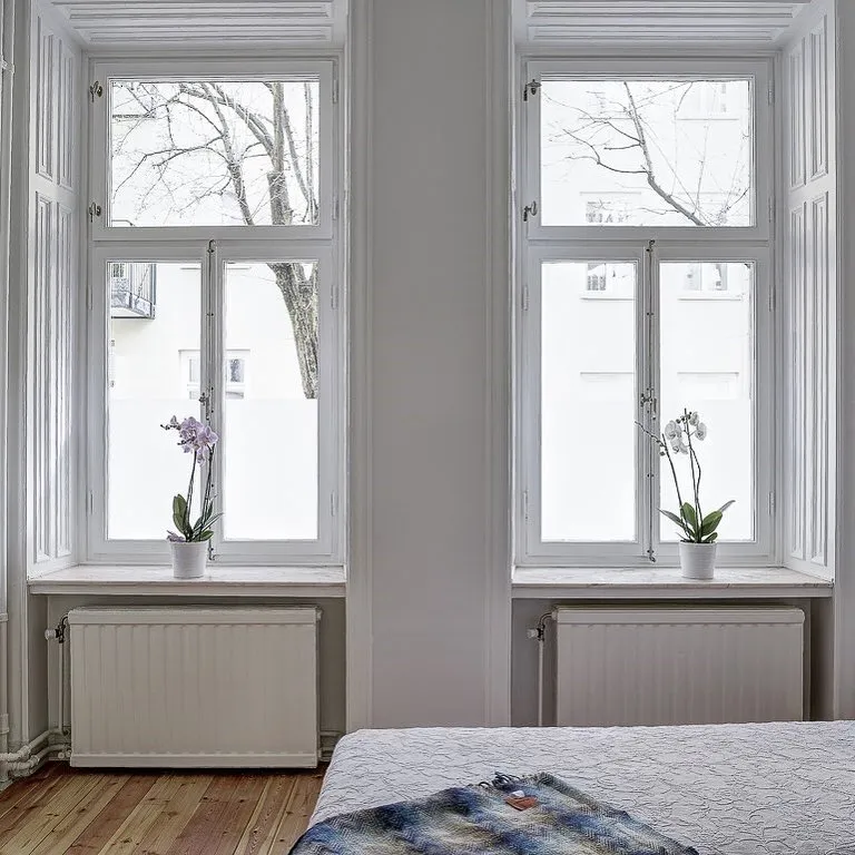 Alt text: Målaren visar en kostnadsberäkning för att måla om fönster i en vacker och ljus miljö.