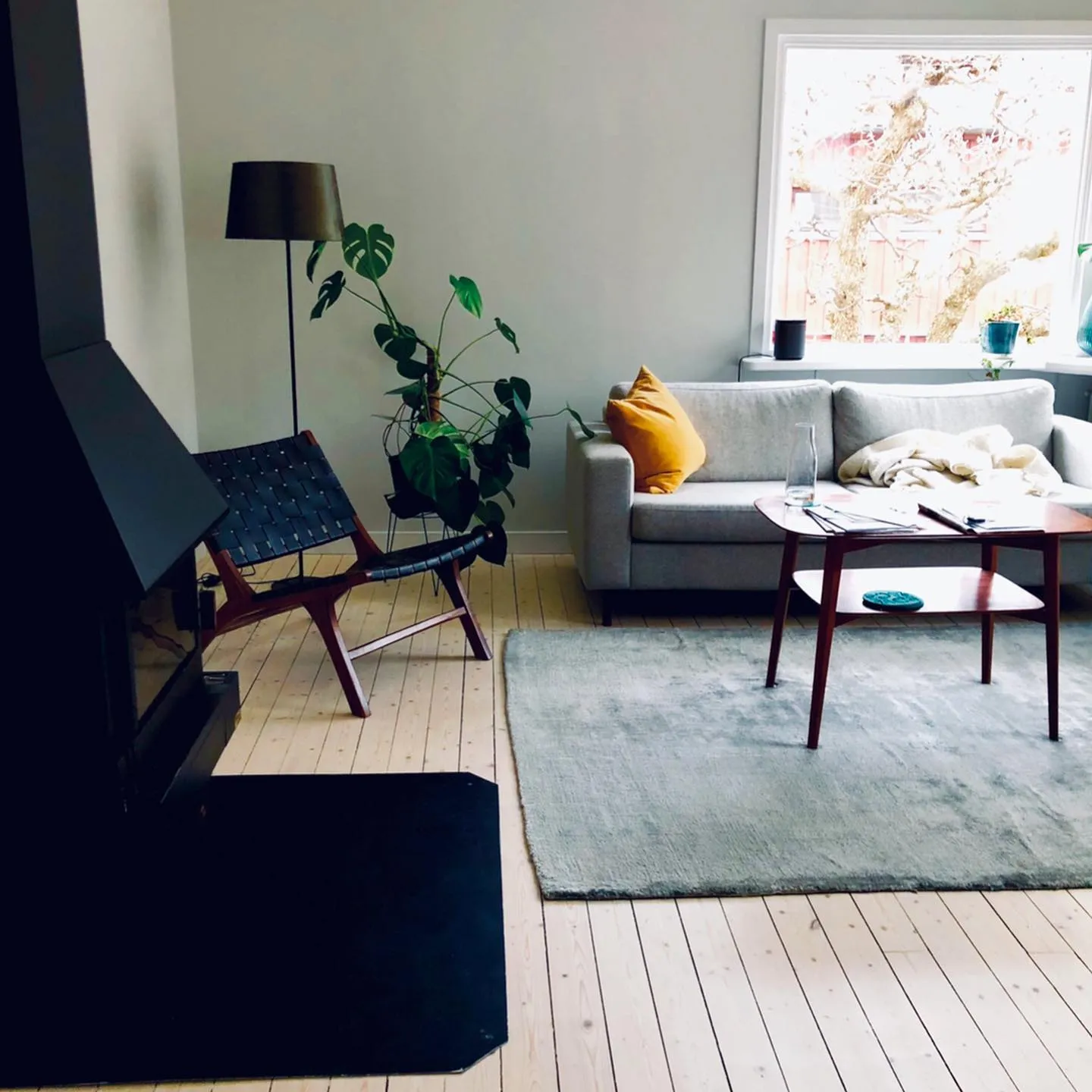 Bild av underhåll av oljat golv där en snickare arbetar med offentligt snickeri, som exemplifierar modernt hantverk i processen. - Anbud från snickare - Trähantverket