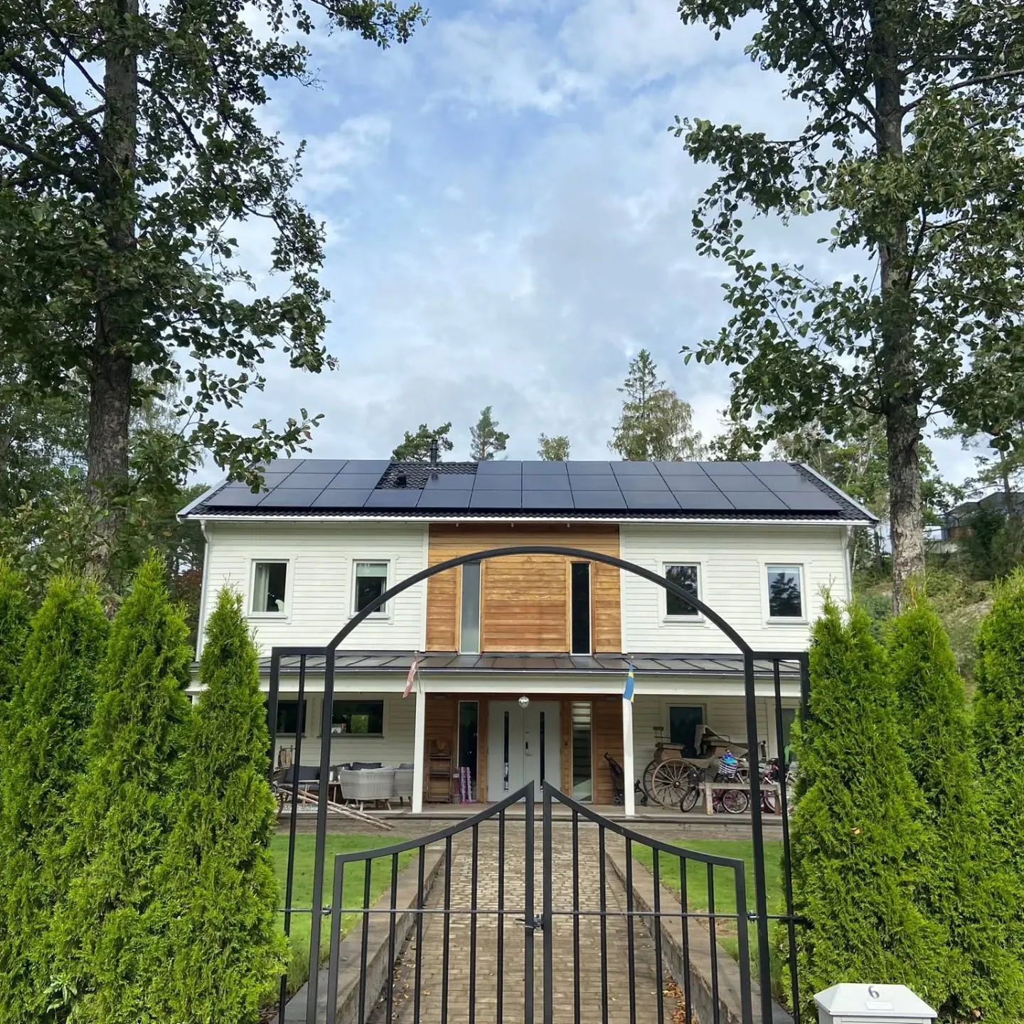 Bild av en solcellsanläggning med information om priser, systemlösningar för el och energi samt hållbar el som alternativ energikälla.