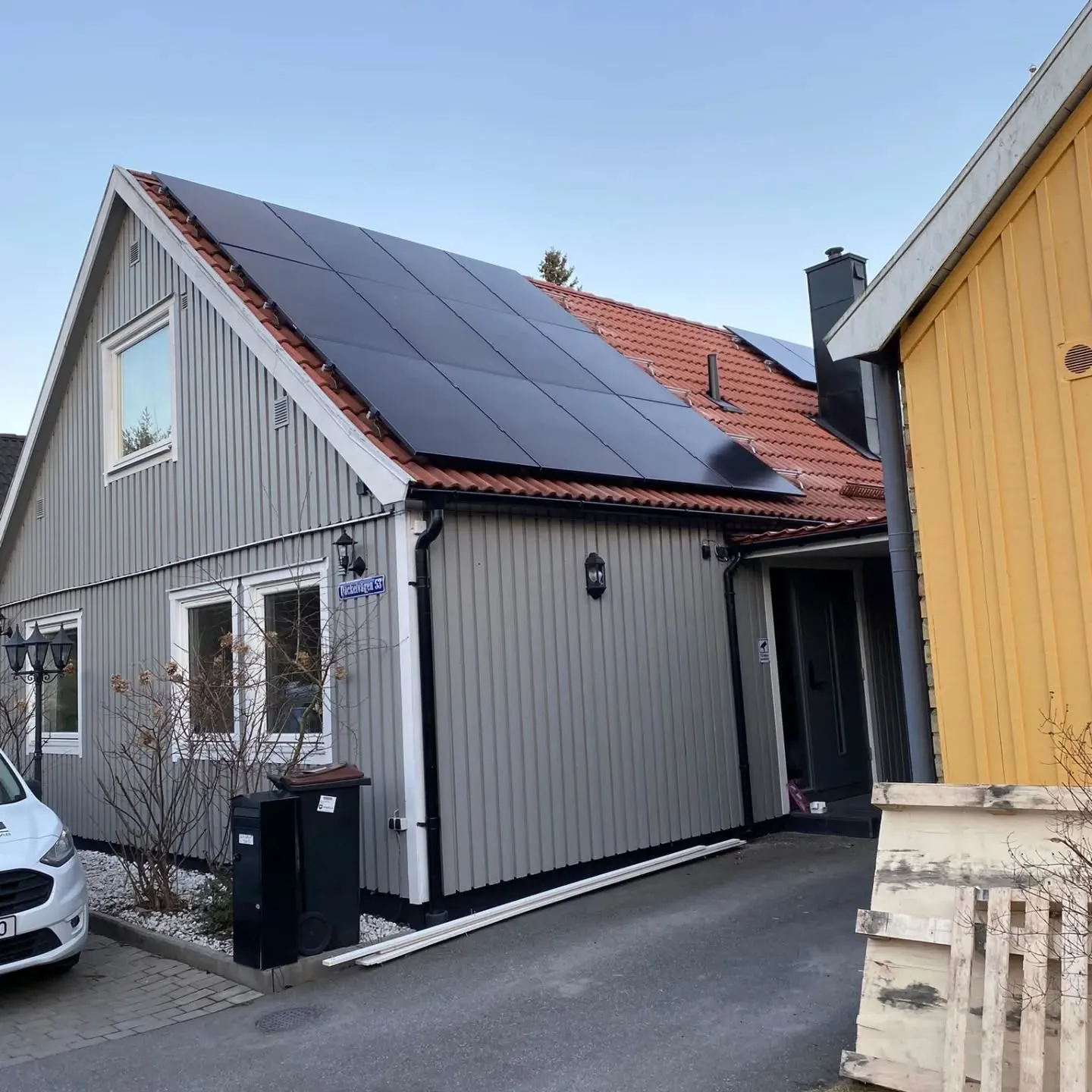 Bild som illustrerar fördelarna med energisnåla lösningar, inklusive effektivitet och hållbarhet, samt hur smart el kan minska energikostnader. Fokus på elinstallationer för ökad energieffektivitet.