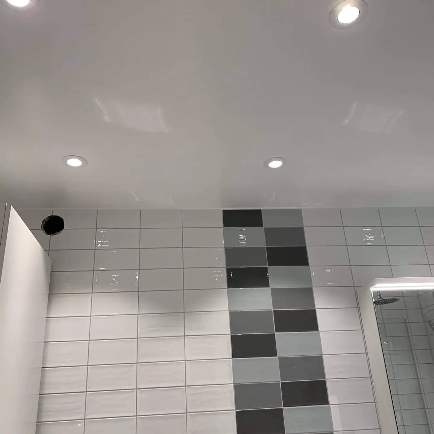 Bild som visar fördelarna med LED-belysning, inklusive energibesparingar och lång livslängd, kopplade till tips för elinstallationer och elektriker artiklar.