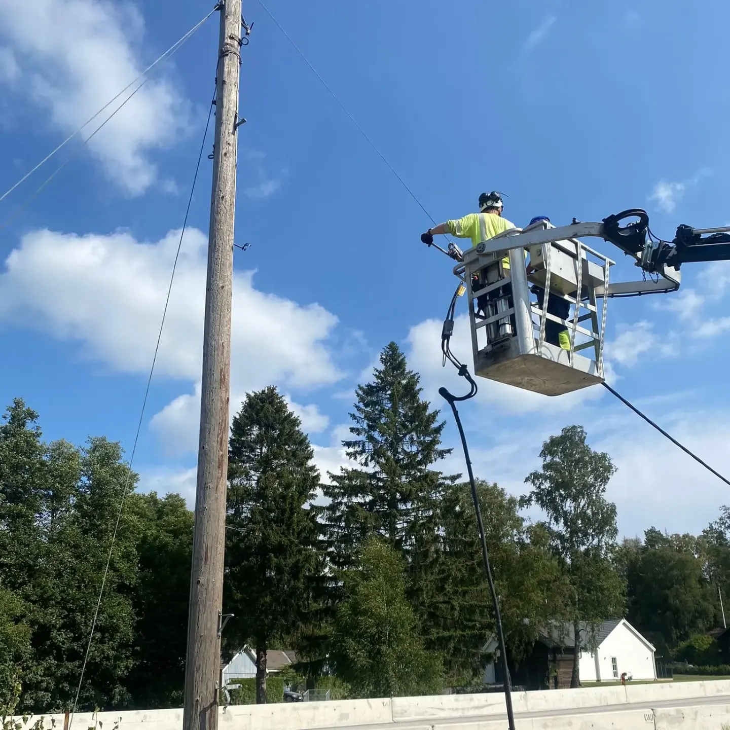 Bild som visar en elektriker som felsöker och reparerar blinkande lampor, med fokus på vanliga elproblem och lösningar.