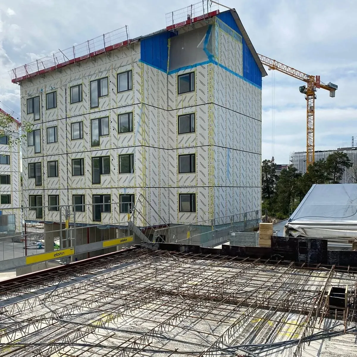 Professionell fasadmålning som skyddar och förskönar byggnader, ökar livslängden och erbjuder expertunderhåll för hus och fastigheter.