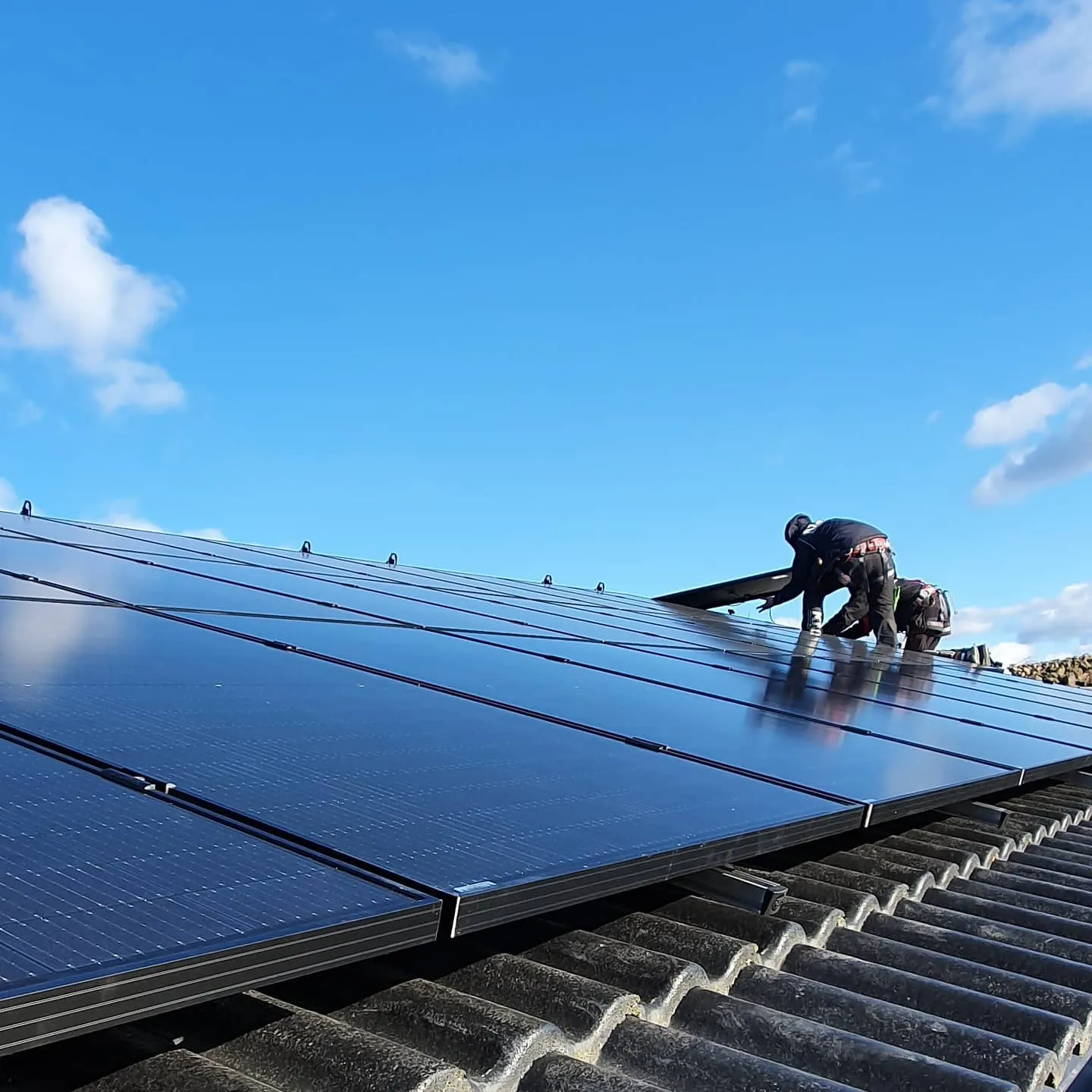 Billede viser et energibesparende system med solpaneler og grønne løsninger for effektiv energianvendelse og mindsket energiforbrug.