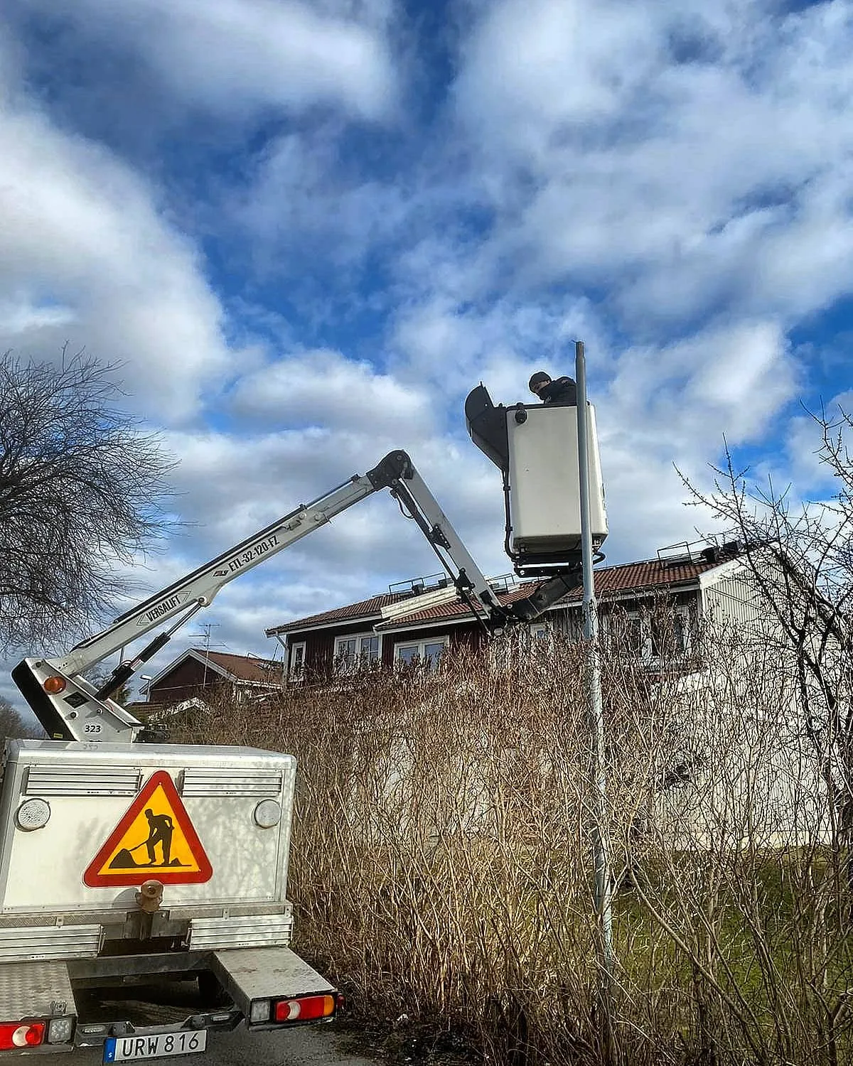 Bild som visar vanliga elfel i äldre bostäder, tillsammans med tips från elektrikerartiklar om säker elinstallation och elrelaterade problem.