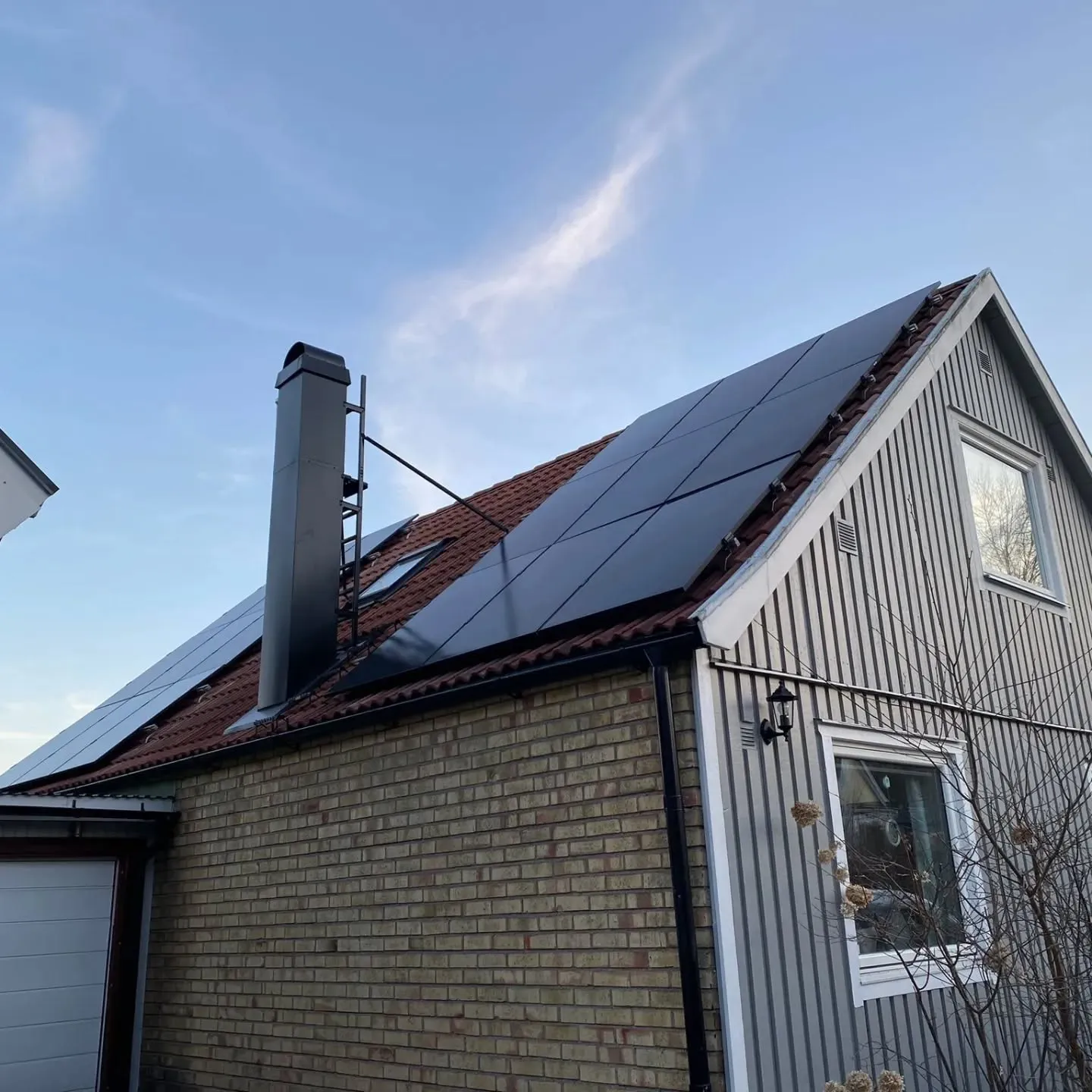 Bild av en eltekniker som arbetar med integrerade digitala elsystem för företagselservice och elinstallationer för privatkunder.