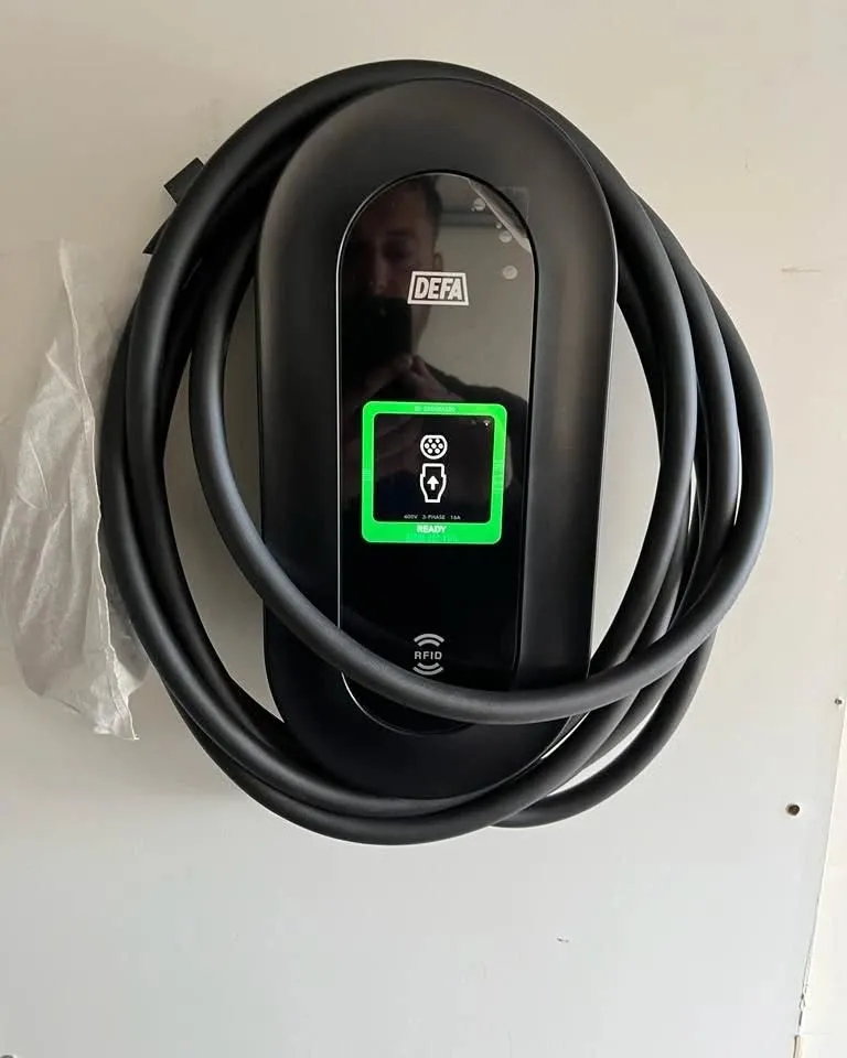 Bild som visar en elektriker som svarar på vanliga frågor om elinstallation. Lär dig allt om elinstallationer och få svar från experter på frågor om elinstallation.