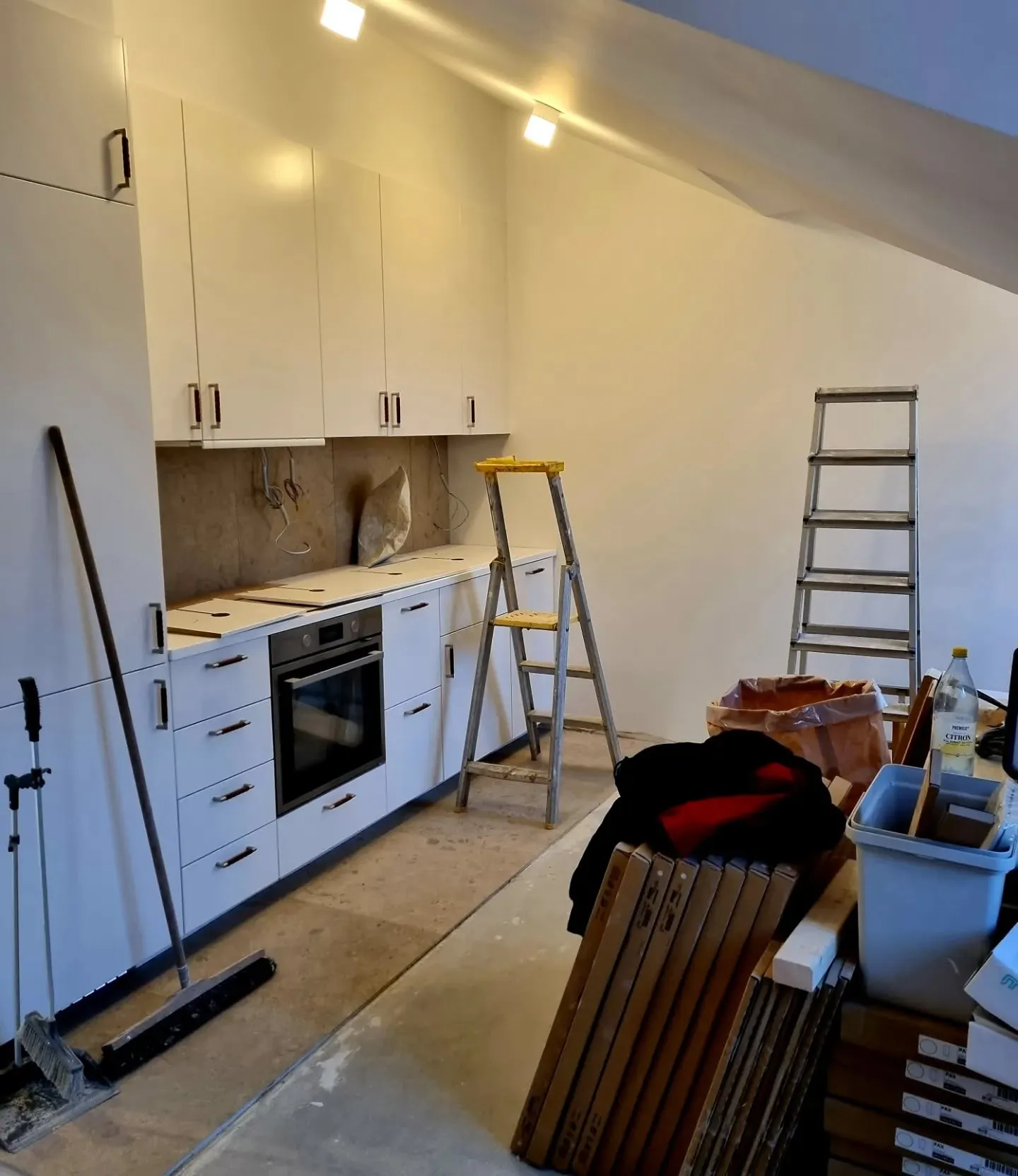 Bild på kökssnickeri med måttanpassade köksluckor, som visar renovering av kök på ett kostnadseffektivt sätt. - Kökssnickeri - Trähantverket