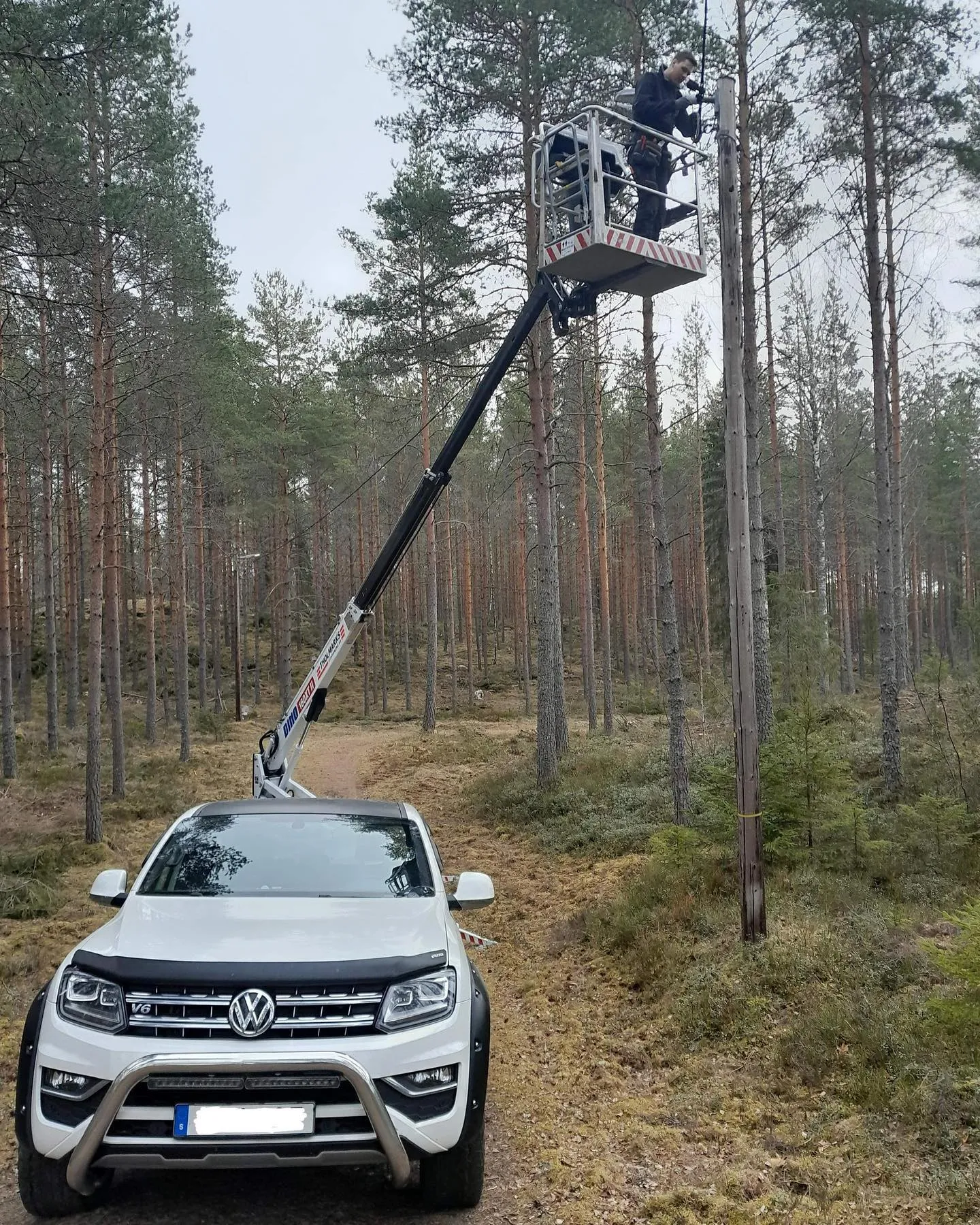 Bild som visar en jordfelsbrytare installerad i ett elektriskt skåp, med fokus på dess funktion för att öka säkerheten och förhindra olyckor. Viktig information om installation och användning.