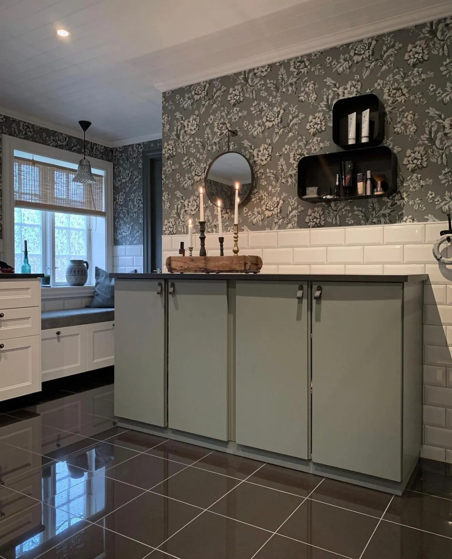 Bild på ett kök som renoveras kostnadseffektivt av experter på snickeri med fokus på hantverksmässiga träarbeten och byggnation i trä.