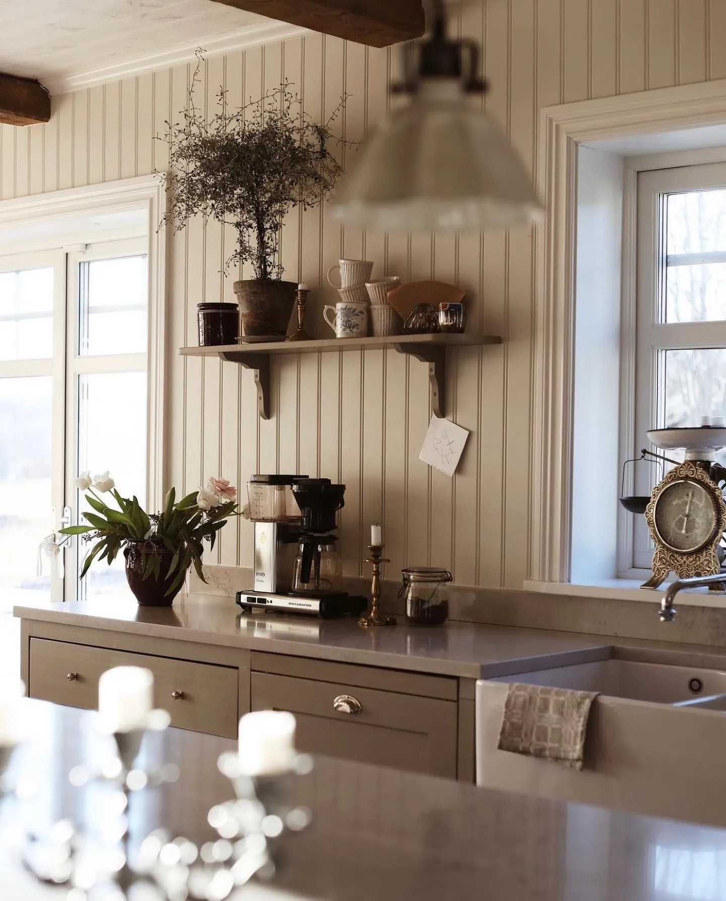 Detaljerad bild av träpaneler för fasad som visar lyxig träinredning och noggrant snickeri. Färger och texturer framhäver de eleganta linjerna som ger huset en unik karaktär.