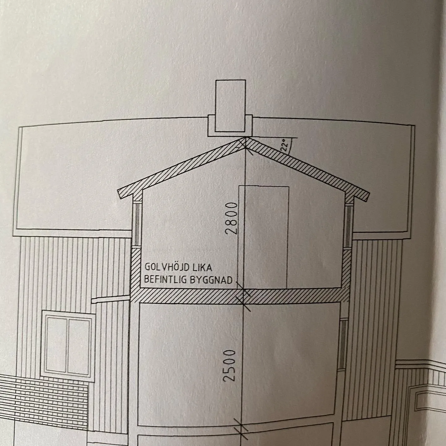 Alt-text: En hantverkare arbetar med att renovera tak och fasad på en byggnad, med fokus på kvalitet och detaljer.