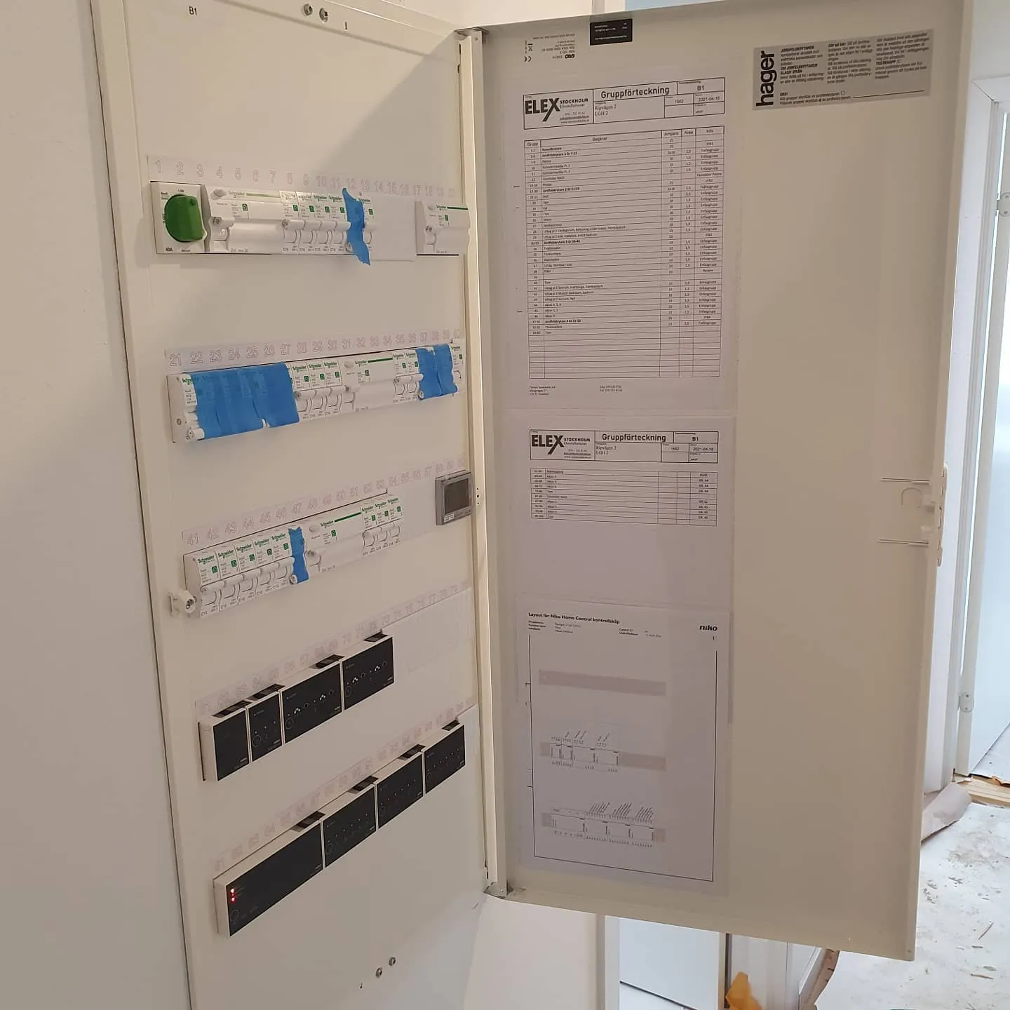 Installation av elcentral i Stockholm, experttekniker arbetar noggrant med att installera och säkerställa en säker elförsörjning för fastigheter.